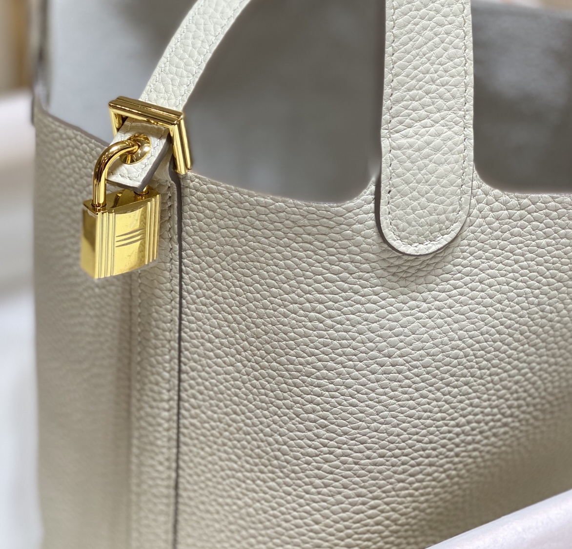 Hermès Picotin Lock 18 Bag: Chic Bucket Bag in White 6 i1676020494 3541 4