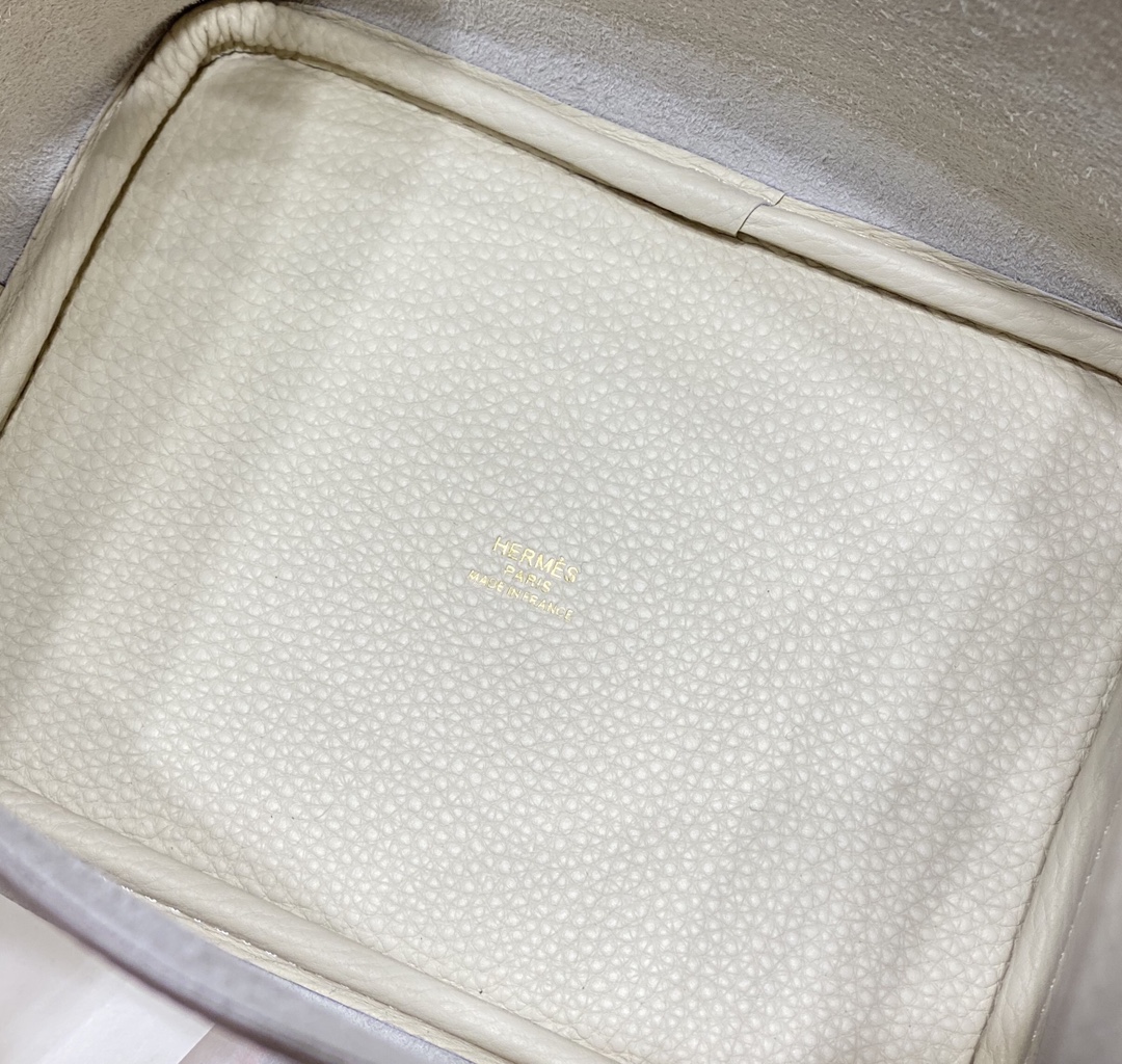 Hermès Picotin Lock 18 Bag: Chic Bucket Bag in White 9 i1676020494 4716 7