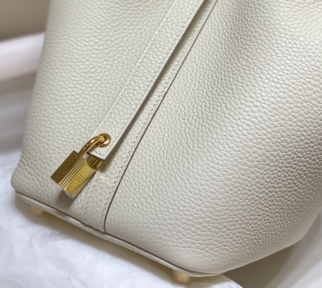 Hermès Picotin Lock 18 Bag: Chic Bucket Bag in White 5 i1676020494 585 3