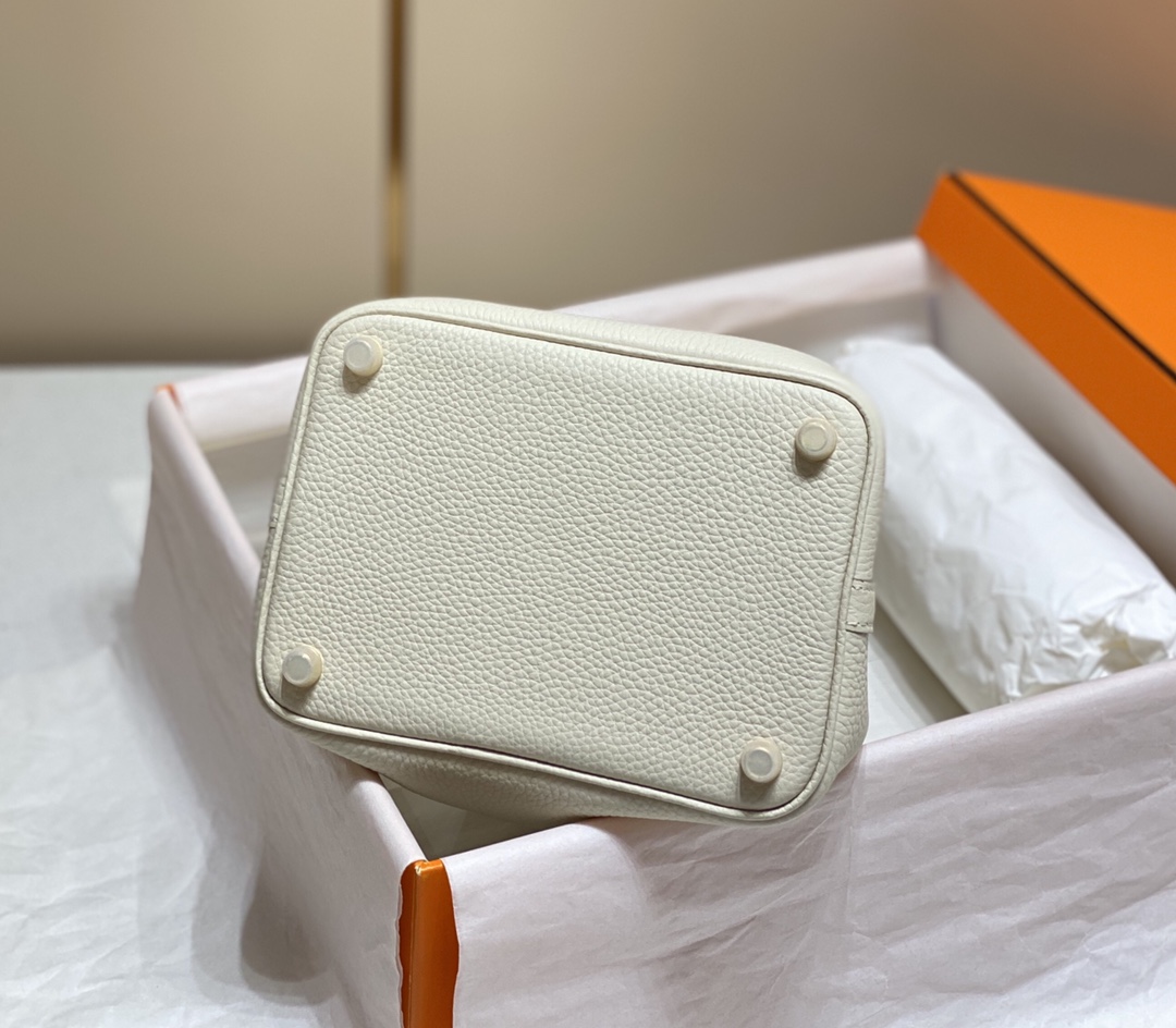 Hermès Picotin Lock 18 Bag: Chic Bucket Bag in White 4 i1676020494 5948 2