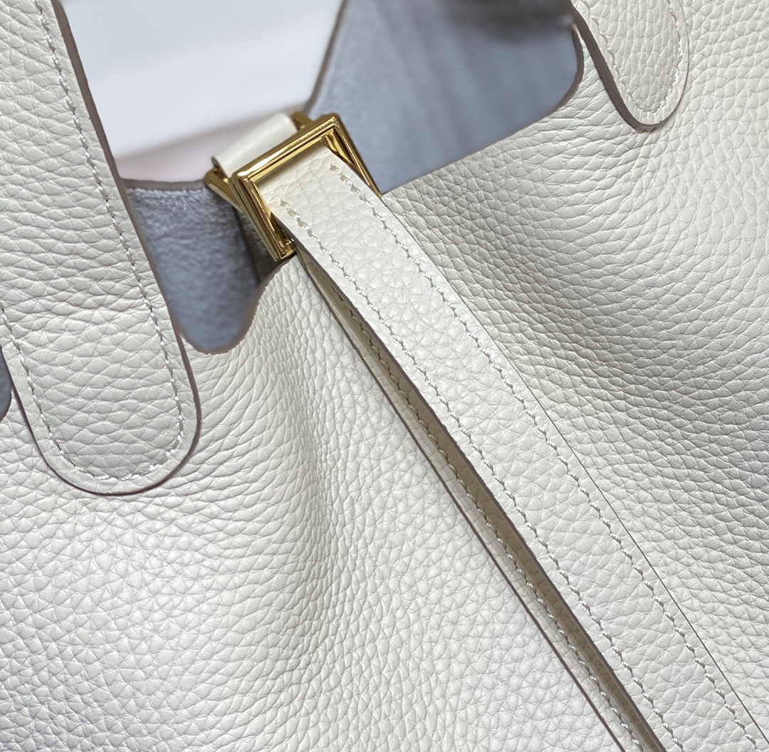 Hermès Picotin Lock 18 Bag: Chic Bucket Bag in White 8 i1676020494 8958 6