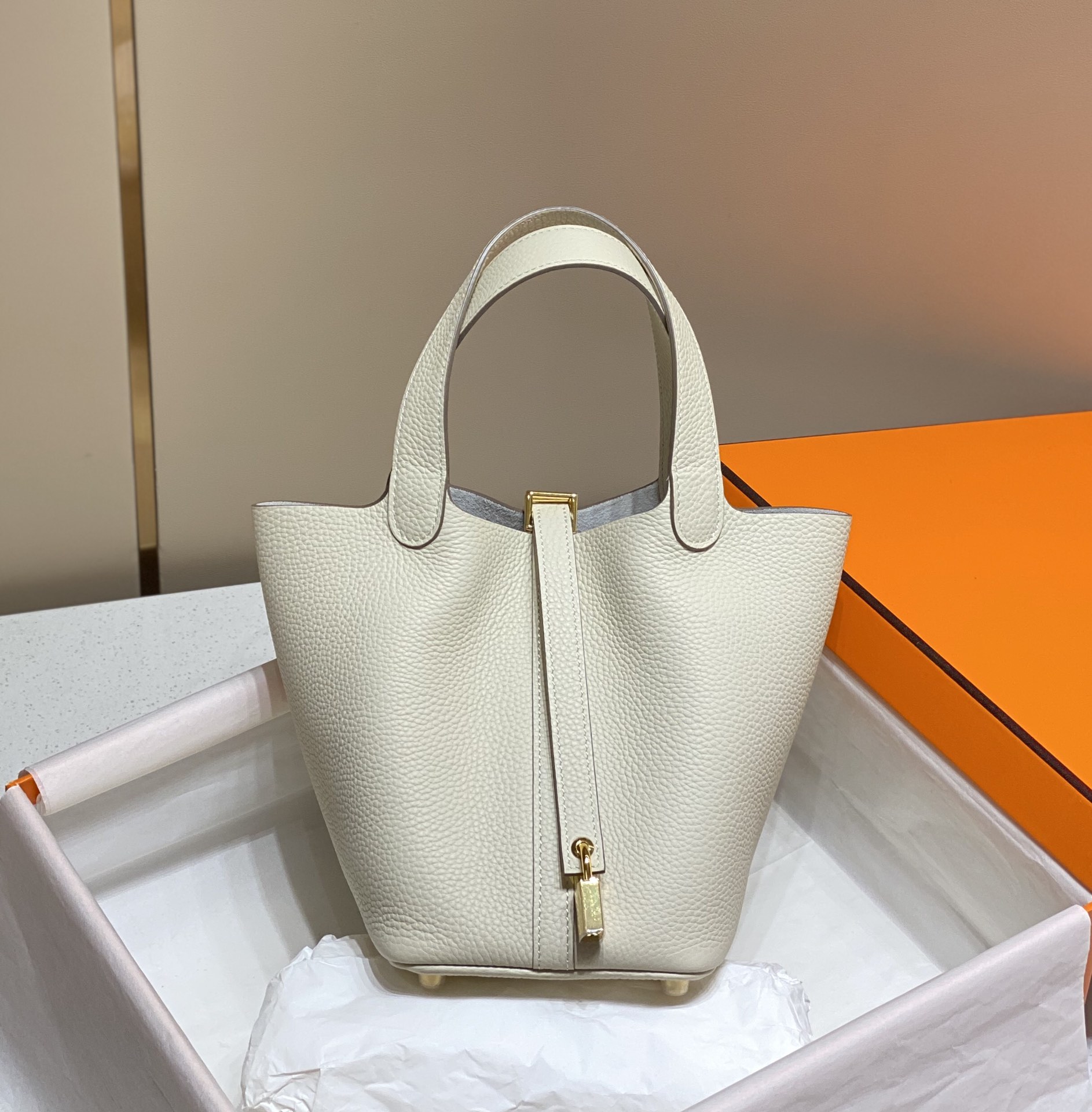 Hermès Picotin Lock 18 Bag: Chic Bucket Bag in White 2 i1676020494 9090 0