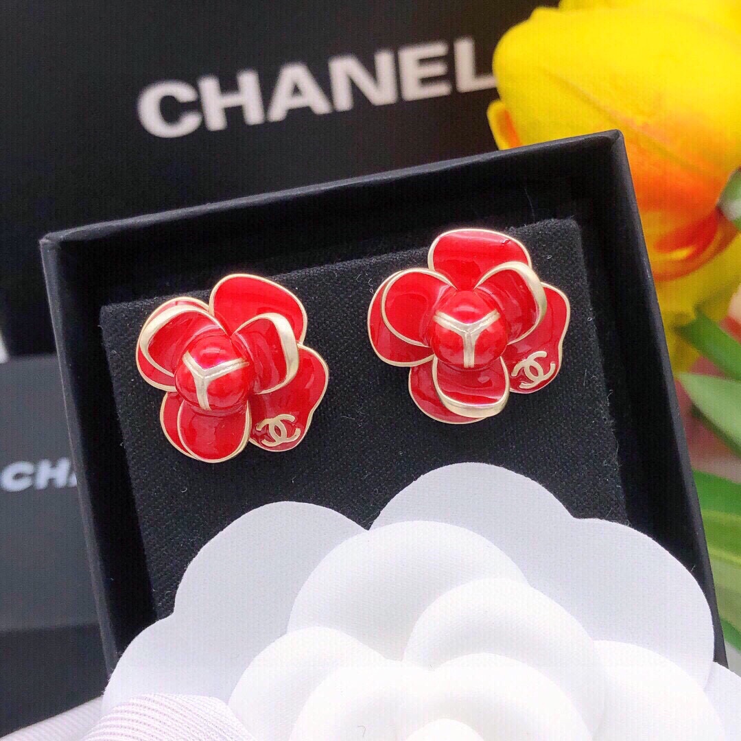 NO:104917,No. XED0772 ZP version Xiaoxiang CHANEL Red oil-dripping camellia earrings. Elegant and elegant and elegant design and engraving, very modified face shape, youthful and energetic, attracted by this one at a glance. Very beautiful color matching is fashionable and playful, with fine accessories, chanel19860909编号XED0772 ZP打版 小香 CHANEL 红色滴油山茶花耳钉. 优雅大方精工设计雕刻 非常修饰脸型 青春活力 一眼就被这款吸引了 非常漂亮的颜色搭配时尚又俏皮,饰品精品,chanel,Jewelry