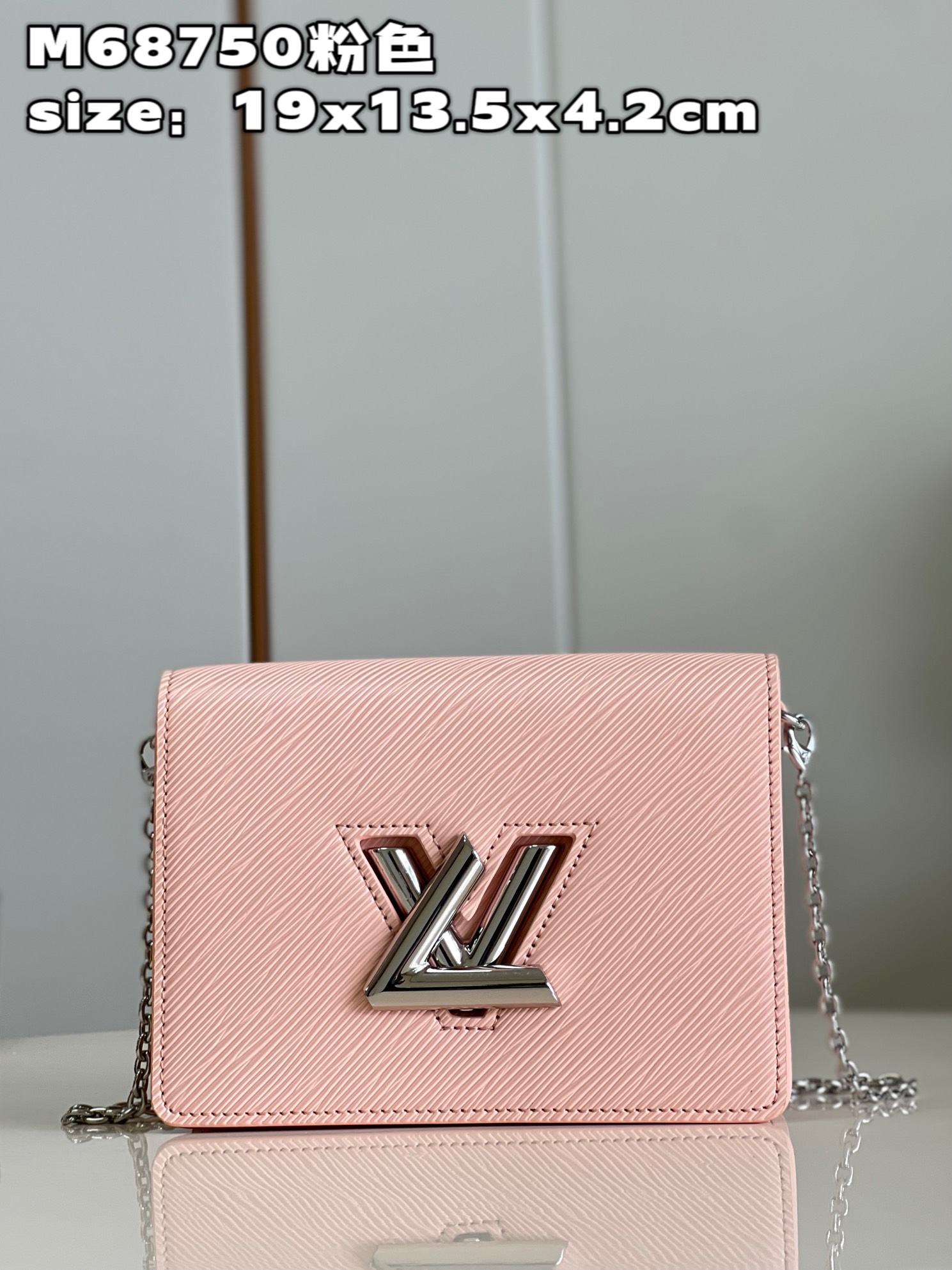 NO:399743,【Exclusive real photo M68750 pink】 twist belt chain bag is made of Epi leather and is lightly tied in the hand. The medium-sized water-ripped logo chain fortune bag may be tied to the chain and hung on the shoulder, or tied to the waist to easily follow. Paired with the iconic Twist twist lock, you can open and close safely with just one twist. Size19x13.5x4.2cm SD., LV [original leather], louis vuitton19860909【独家实拍 M68750粉色】twist belt 链条包以 Epi 皮革打造多件合一的设计轻挽手中,中号水波纹大logo链条发财包 或系上链条悬挂于肩头,又或系在腰间轻松随行.搭配标志性Twist 扭锁,轻轻一扭,即可安全开合.size19x13.5x4.2cm SD.,LV【原厂皮】,louis vuitton,Bag