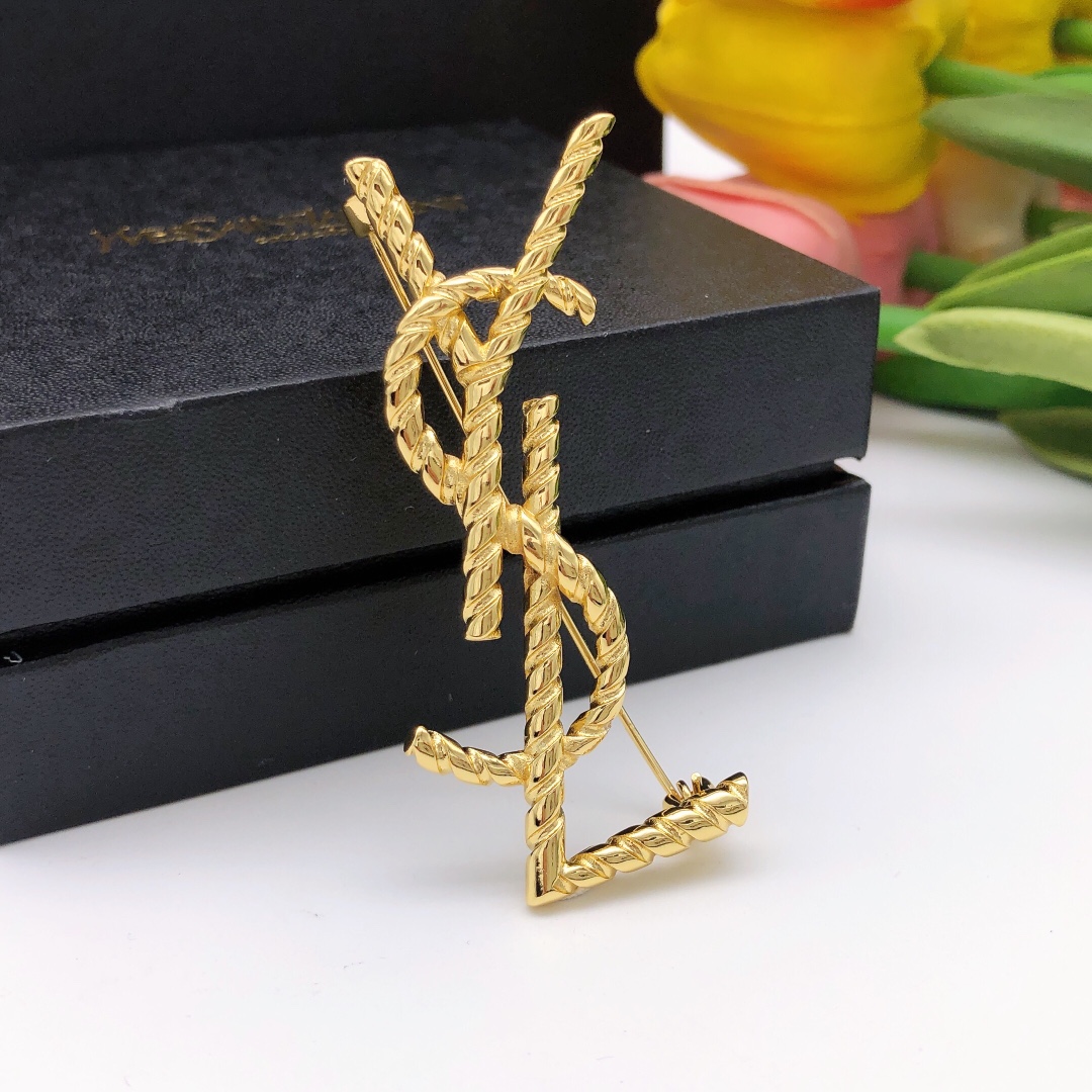 Analysis of St. Roland’s Brooch in Classic Novel YXZ0021