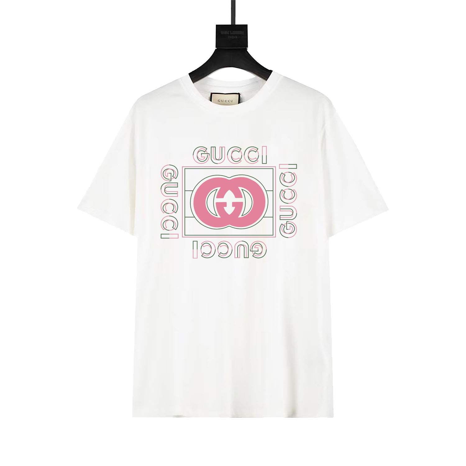 Gucci 古驰 借鉴80年代的复古印花，Gucci复古标识在这款米白色棉质针织T恤上显得格外耀眼 手感非常舒服 春夏最新砖柜同步 OS落肩版型 时尚又个性 超级百搭好看的一款 男女都非常合适 人手必备款 款号:2498 颜色:黑 白 米…