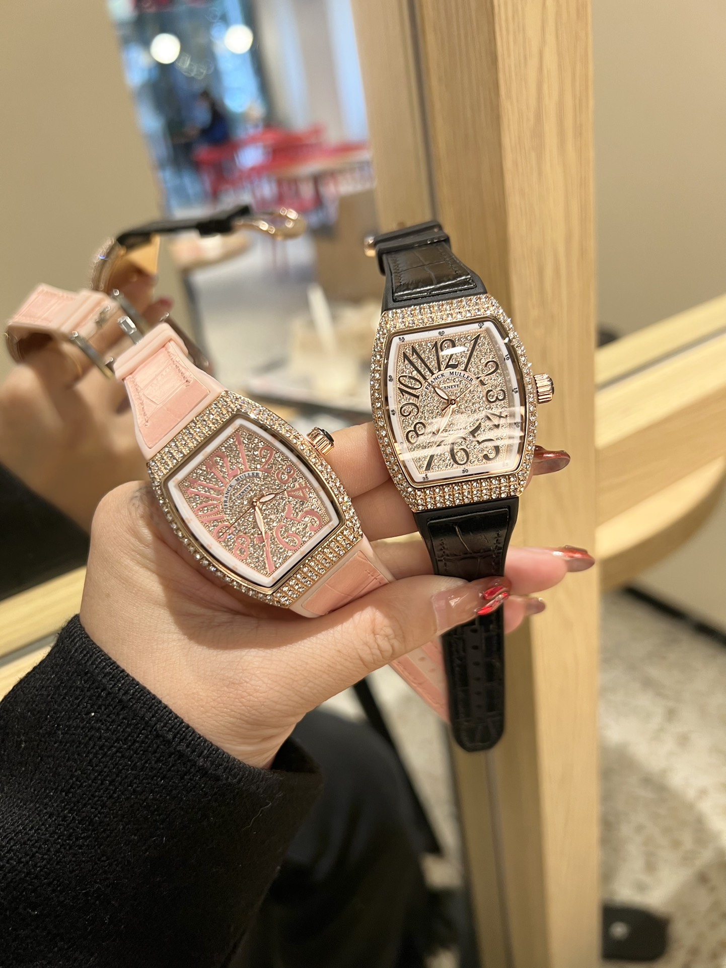 💰90
 法兰克穆勒FRANCK MULLER® - 新款酒桶方型MASTER SQUARE系列女士腕表，众多网红同款，电镀白金，手工镶嵌工艺，进口石英机芯，搭配牛皮表带。尺寸：32mm