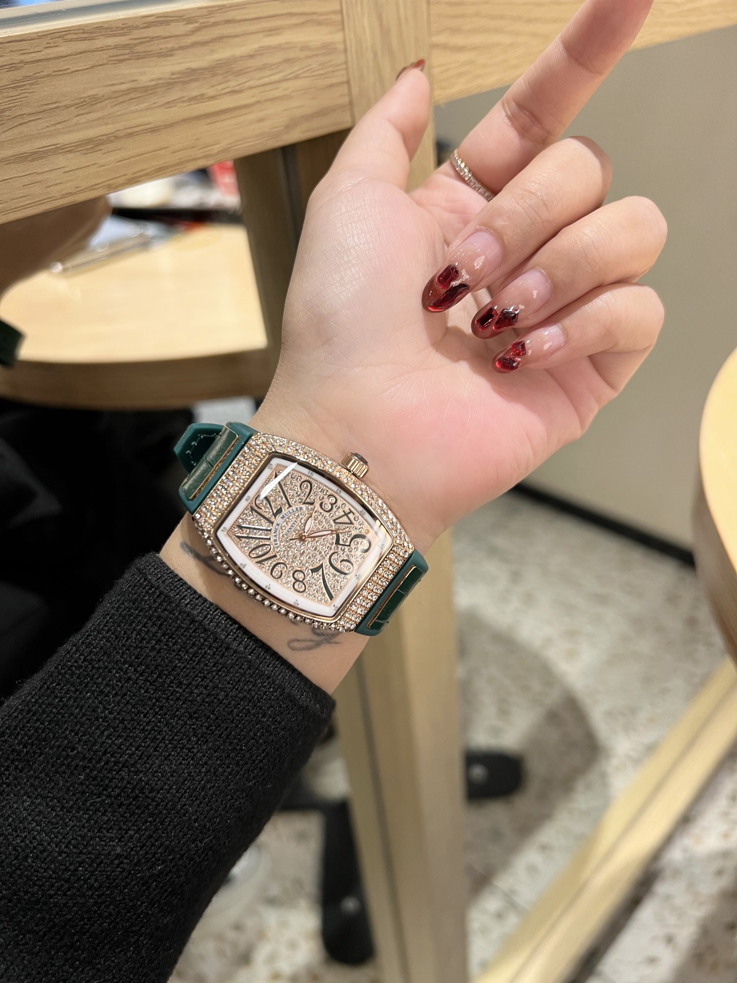 💰90
 法兰克穆勒FRANCK MULLER® - 新款酒桶方型MASTER SQUARE系列女士腕表，众多网红同款，电镀白金，手工镶嵌工艺，进口石英机芯，搭配牛皮表带。尺寸：32mm