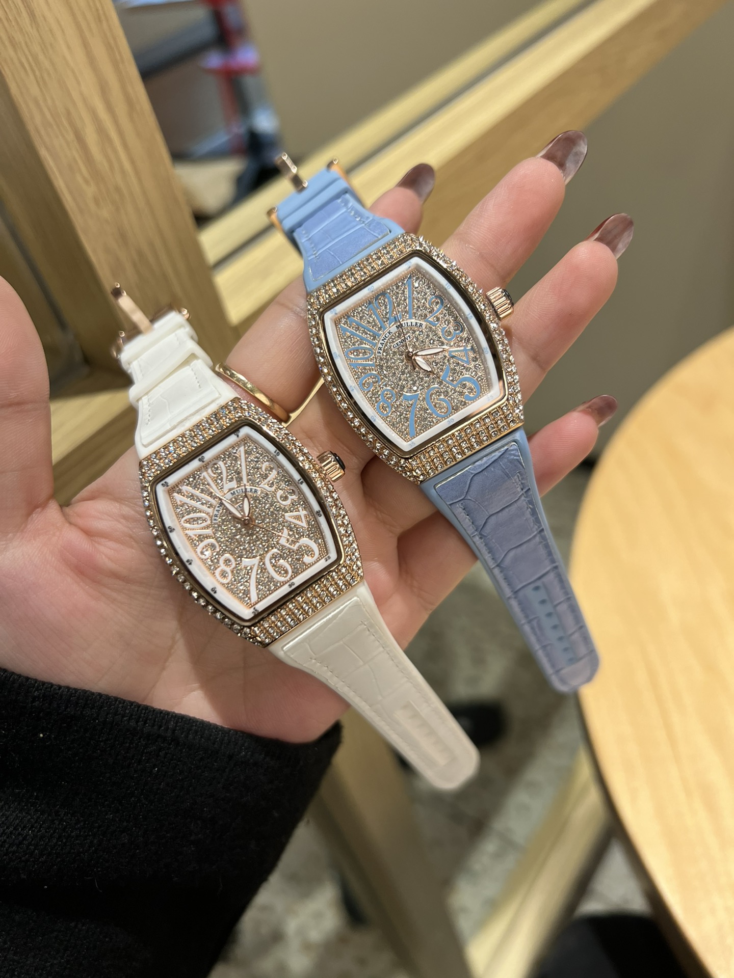 💰90
 法兰克穆勒FRANCK MULLER® - 新款酒桶方型MASTER SQUARE系列女士腕表，众多网红同款，电镀白金，手工镶嵌工艺，进口石英机芯，搭配牛皮表带。尺寸：32mm