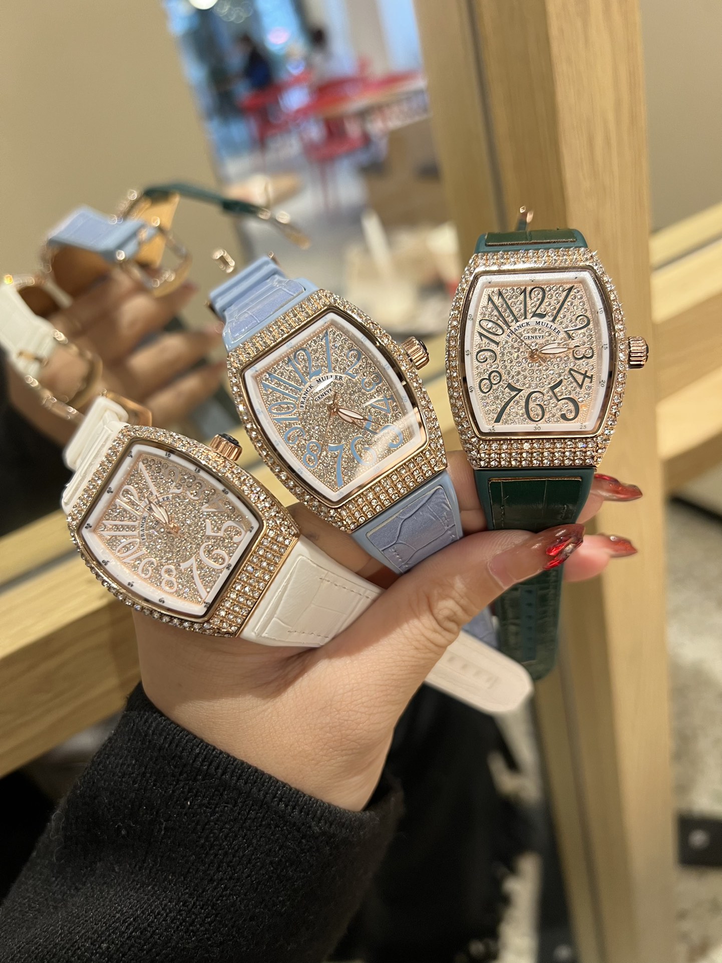 💰90
 法兰克穆勒FRANCK MULLER® - 新款酒桶方型MASTER SQUARE系列女士腕表，众多网红同款，电镀白金，手工镶嵌工艺，进口石英机芯，搭配牛皮表带。尺寸：32mm