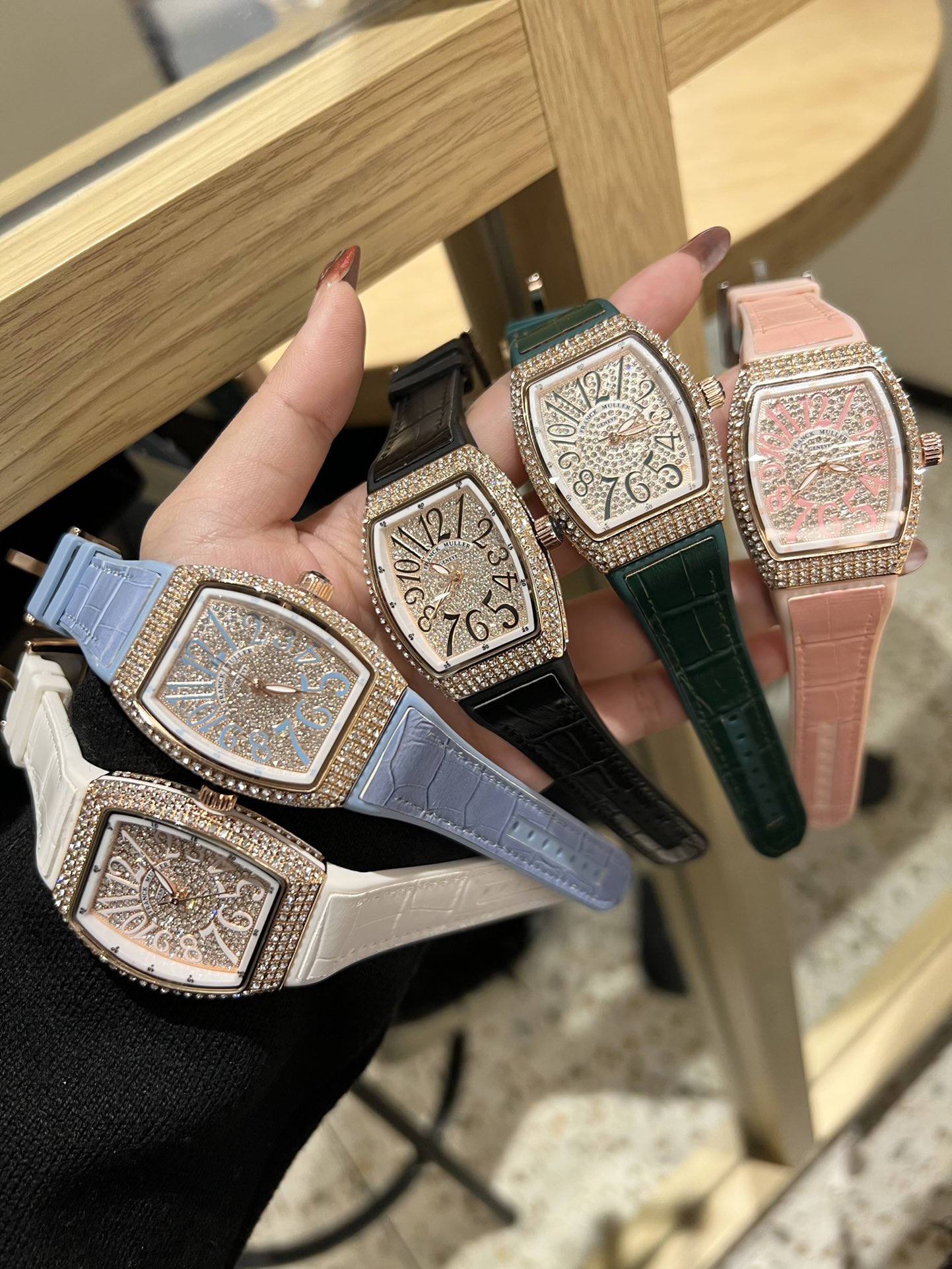 💰90
 法兰克穆勒FRANCK MULLER® - 新款酒桶方型MASTER SQUARE系列女士腕表，众多网红同款，电镀白金，手工镶嵌工艺，进口石英机芯，搭配牛皮表带。尺寸：32mm