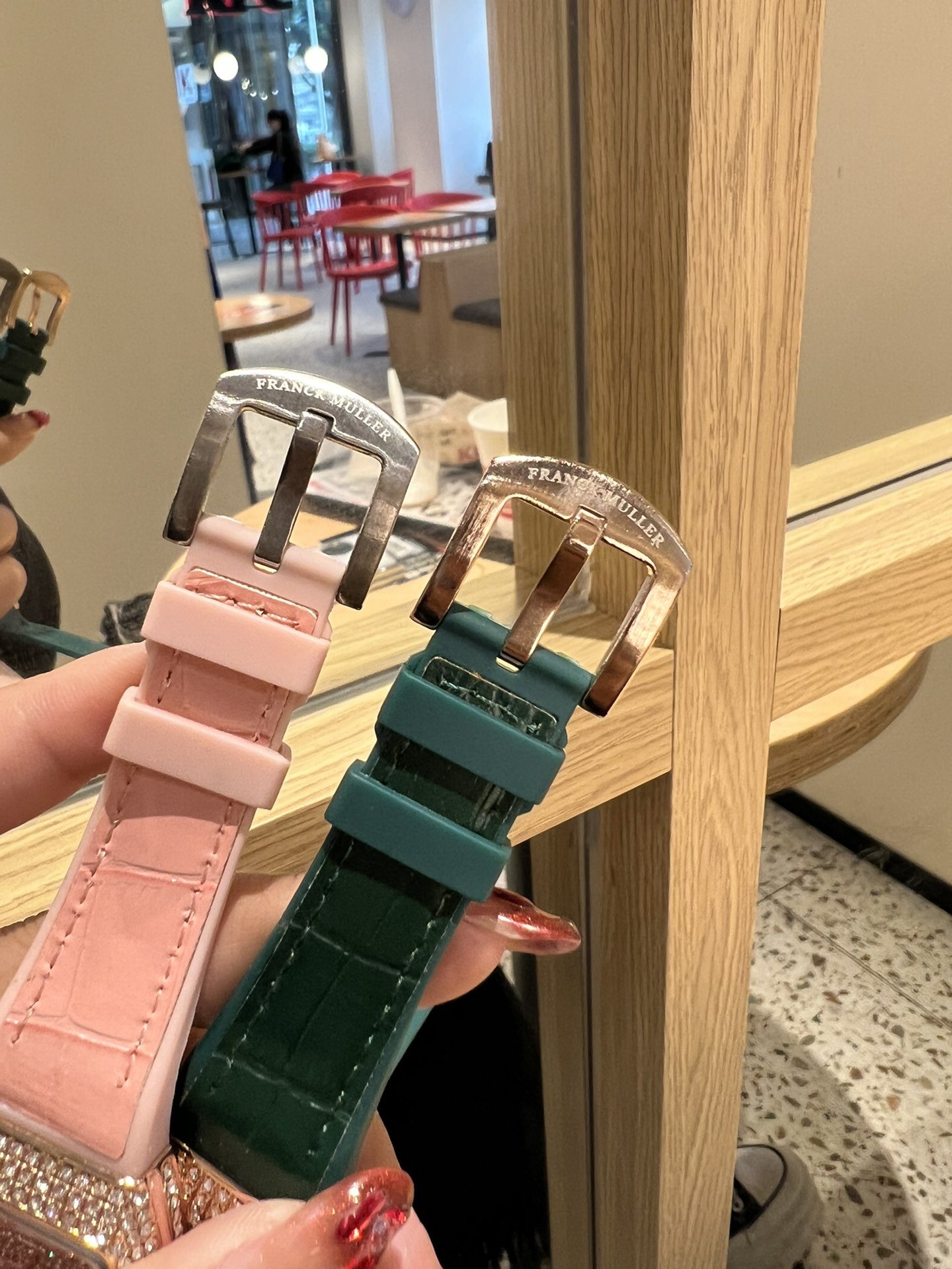 💰90
 法兰克穆勒FRANCK MULLER® - 新款酒桶方型MASTER SQUARE系列女士腕表，众多网红同款，电镀白金，手工镶嵌工艺，进口石英机芯，搭配牛皮表带。尺寸：32mm
