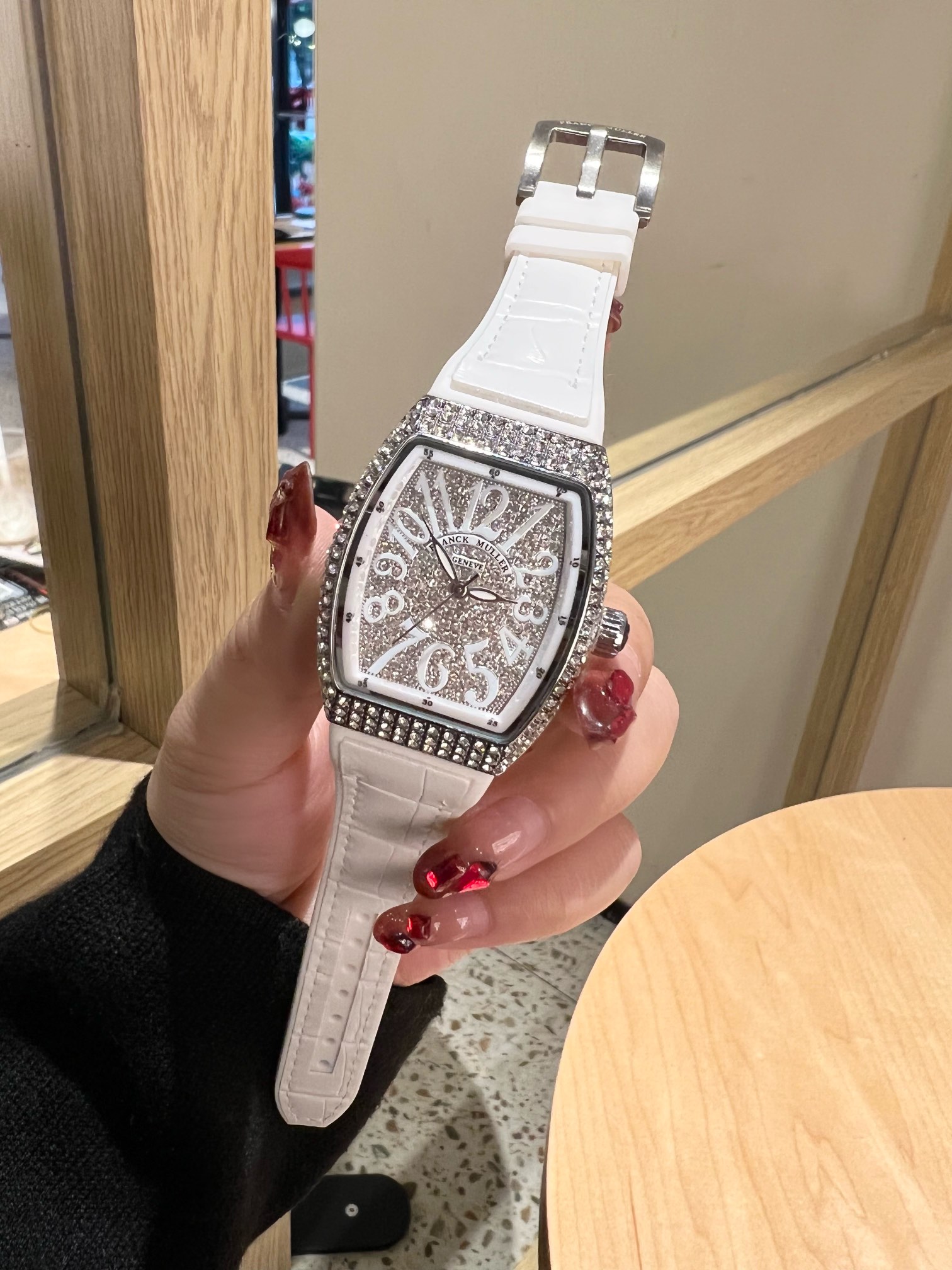 💰90
 法兰克穆勒FRANCK MULLER® - 新款酒桶方型MASTER SQUARE系列女士腕表，众多网红同款，电镀白金，手工镶嵌工艺，进口石英机芯，搭配牛皮表带。尺寸：32mm