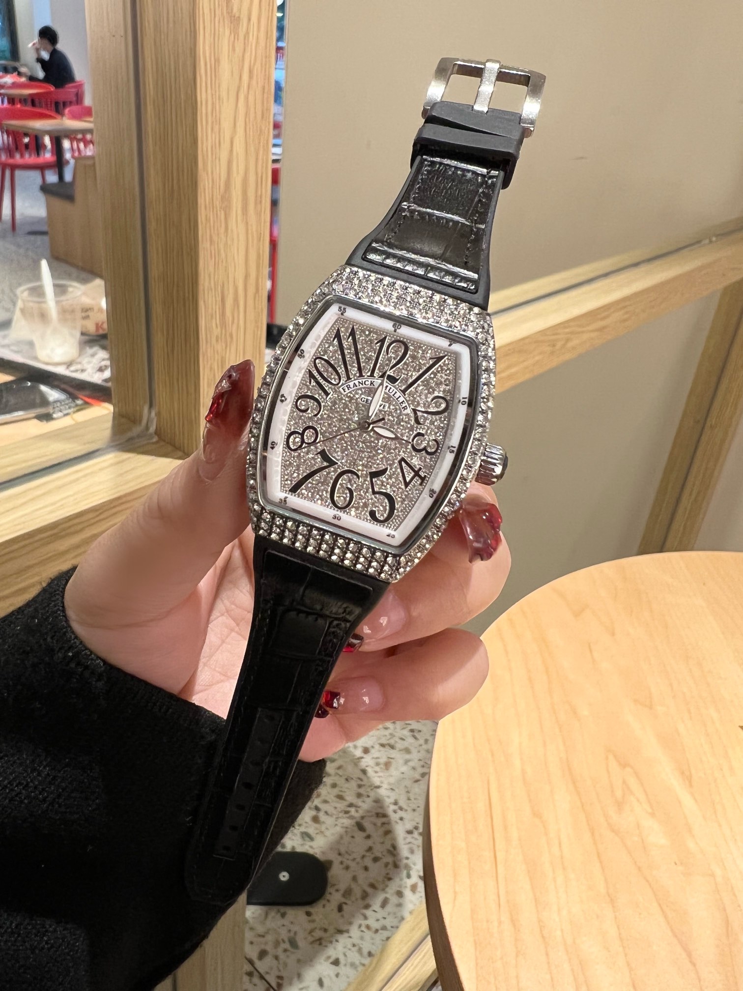 💰90
 法兰克穆勒FRANCK MULLER® - 新款酒桶方型MASTER SQUARE系列女士腕表，众多网红同款，电镀白金，手工镶嵌工艺，进口石英机芯，搭配牛皮表带。尺寸：32mm