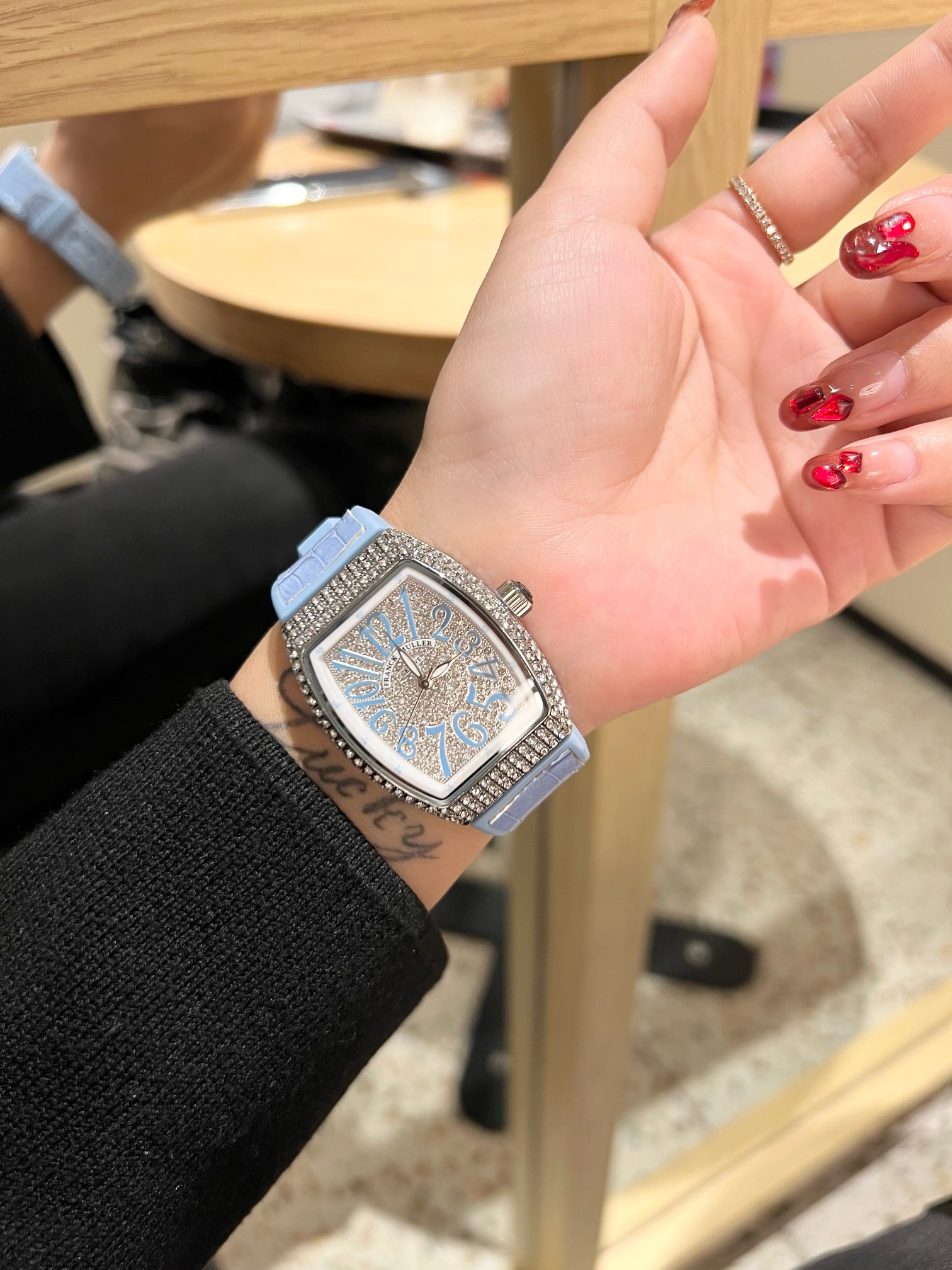 💰90
 法兰克穆勒FRANCK MULLER® - 新款酒桶方型MASTER SQUARE系列女士腕表，众多网红同款，电镀白金，手工镶嵌工艺，进口石英机芯，搭配牛皮表带。尺寸：32mm