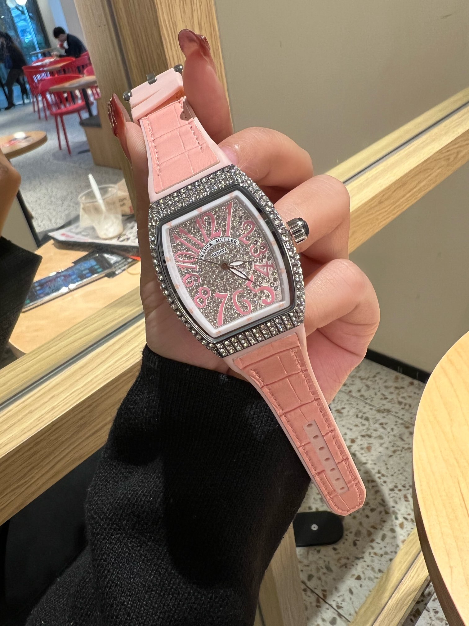 💰90
 法兰克穆勒FRANCK MULLER® - 新款酒桶方型MASTER SQUARE系列女士腕表，众多网红同款，电镀白金，手工镶嵌工艺，进口石英机芯，搭配牛皮表带。尺寸：32mm