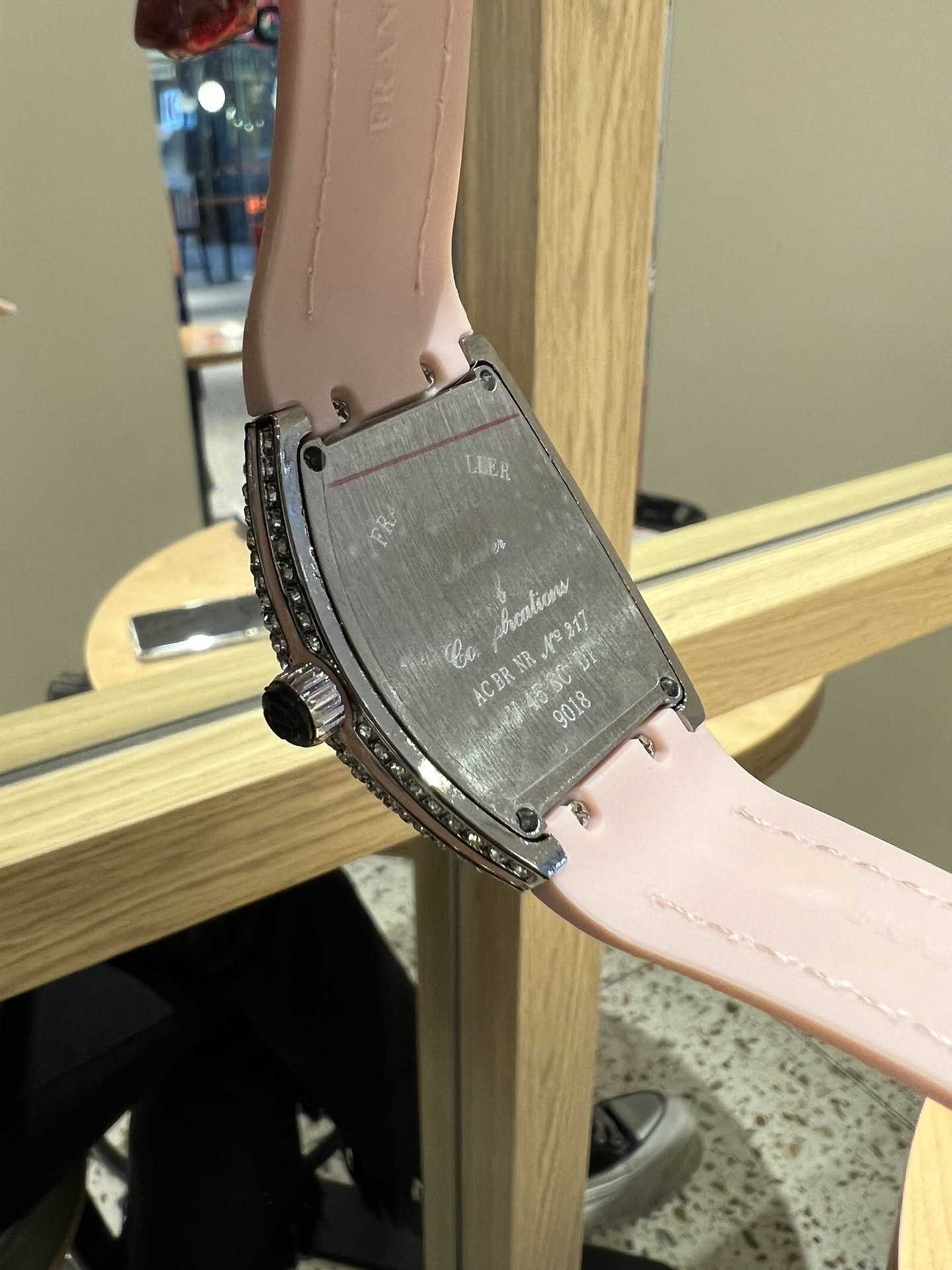 💰90
 法兰克穆勒FRANCK MULLER® - 新款酒桶方型MASTER SQUARE系列女士腕表，众多网红同款，电镀白金，手工镶嵌工艺，进口石英机芯，搭配牛皮表带。尺寸：32mm