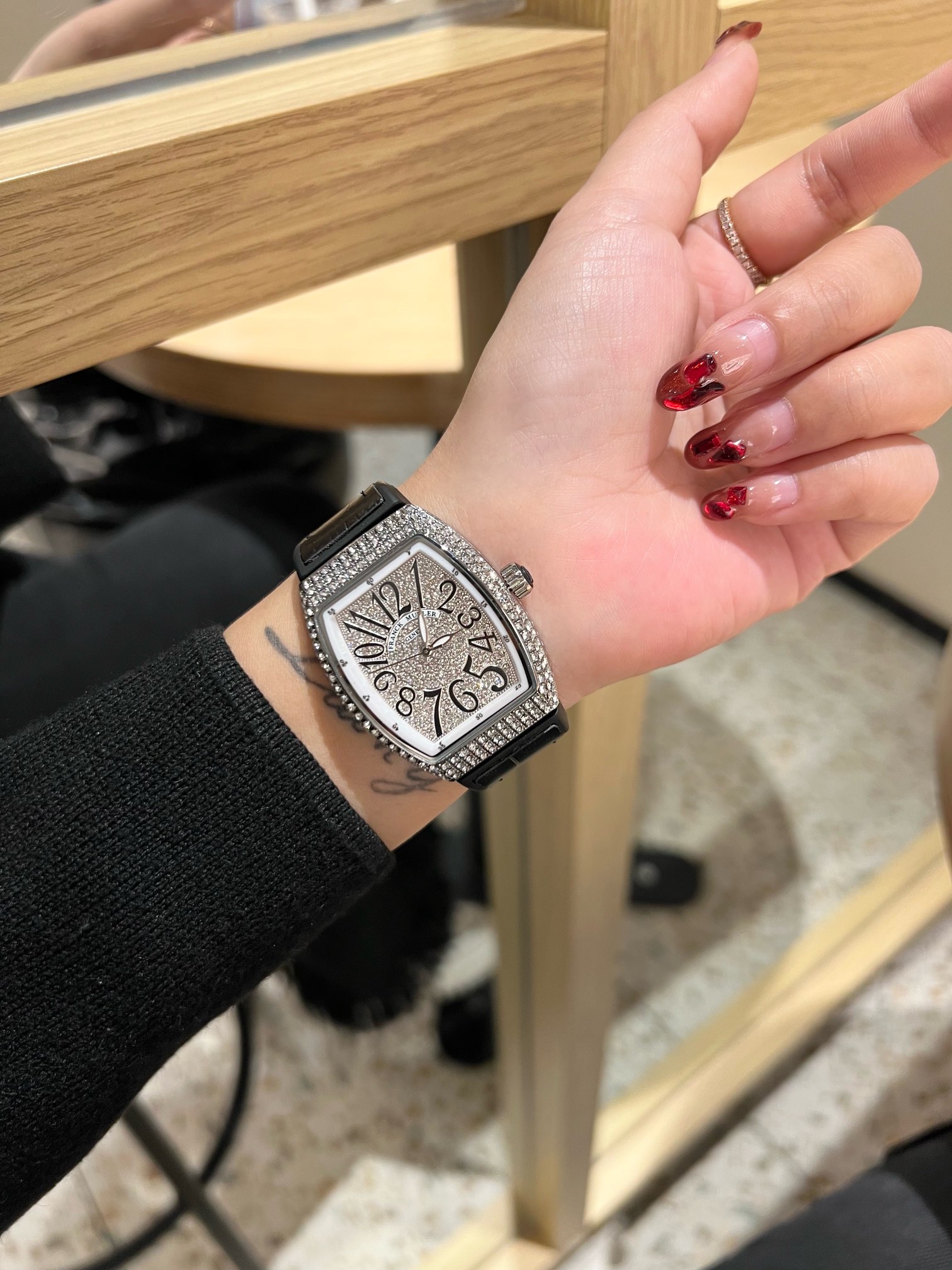 💰90
 法兰克穆勒FRANCK MULLER® - 新款酒桶方型MASTER SQUARE系列女士腕表，众多网红同款，电镀白金，手工镶嵌工艺，进口石英机芯，搭配牛皮表带。尺寸：32mm
