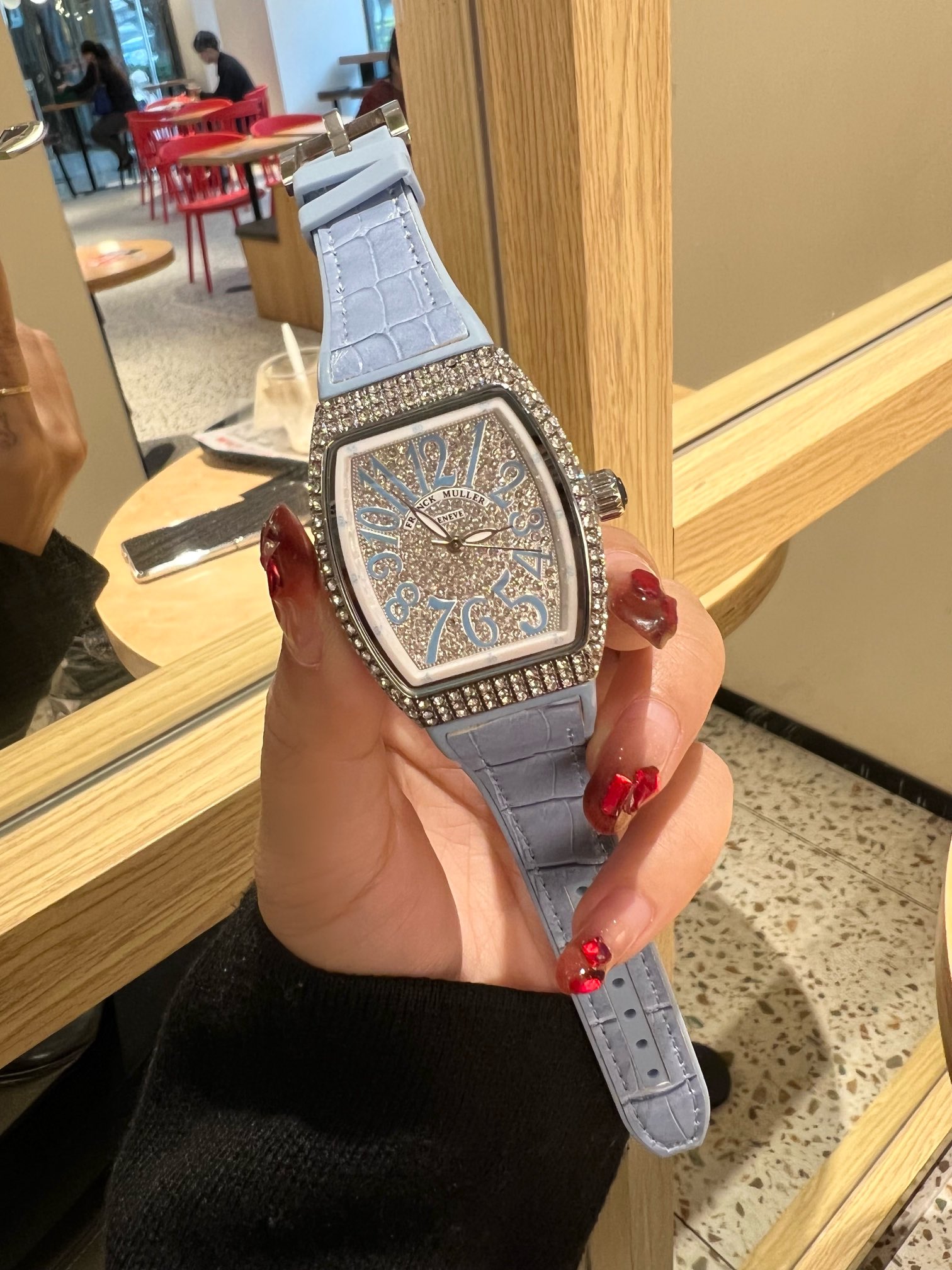 💰90
 法兰克穆勒FRANCK MULLER® - 新款酒桶方型MASTER SQUARE系列女士腕表，众多网红同款，电镀白金，手工镶嵌工艺，进口石英机芯，搭配牛皮表带。尺寸：32mm