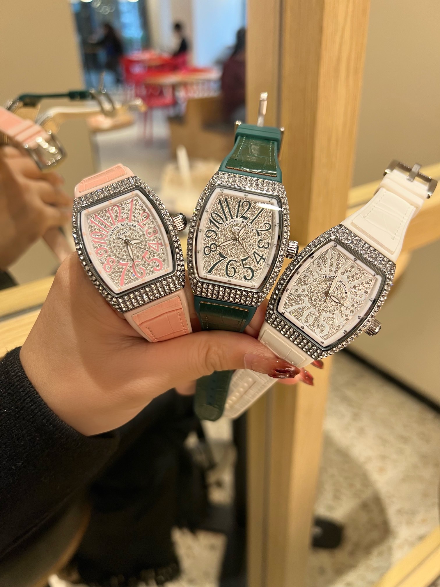 💰90
 法兰克穆勒FRANCK MULLER® - 新款酒桶方型MASTER SQUARE系列女士腕表，众多网红同款，电镀白金，手工镶嵌工艺，进口石英机芯，搭配牛皮表带。尺寸：32mm