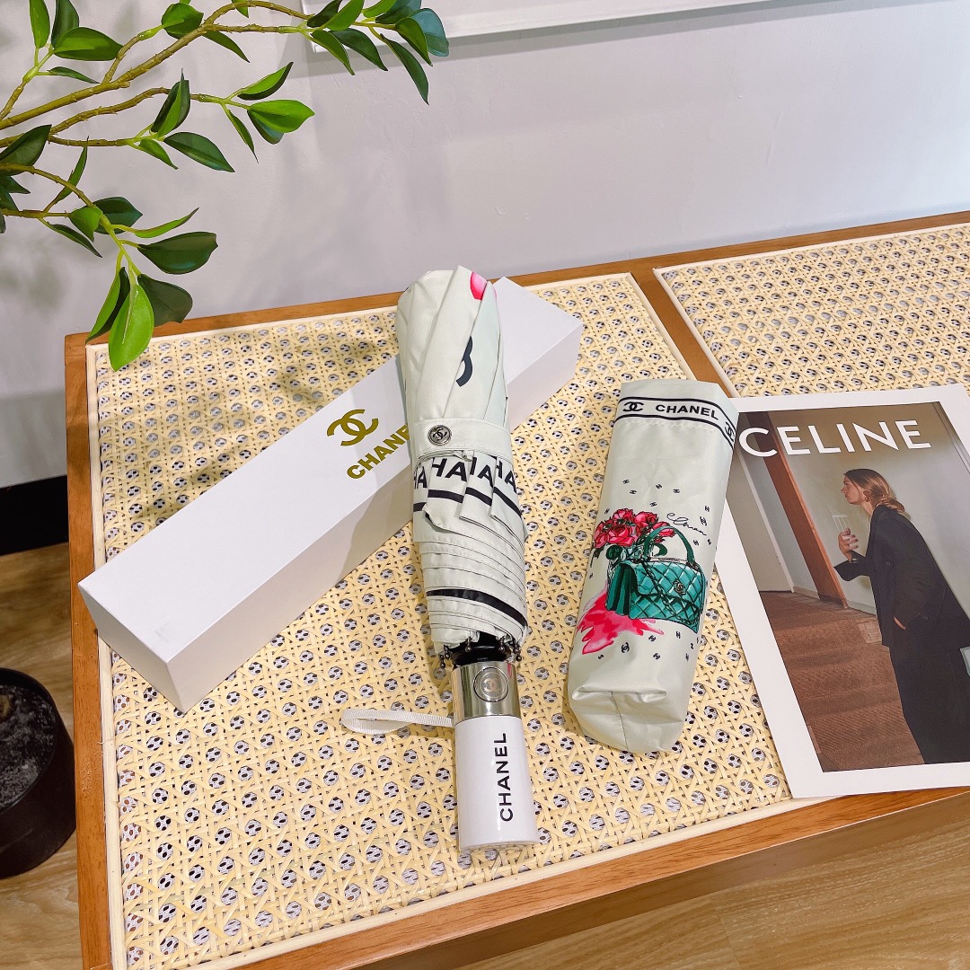 CHANEL香奈儿小香手包设计师凭借对世界事物观察入微独特的设计理念创作出这件作品时尚的元素让人感到惊艳