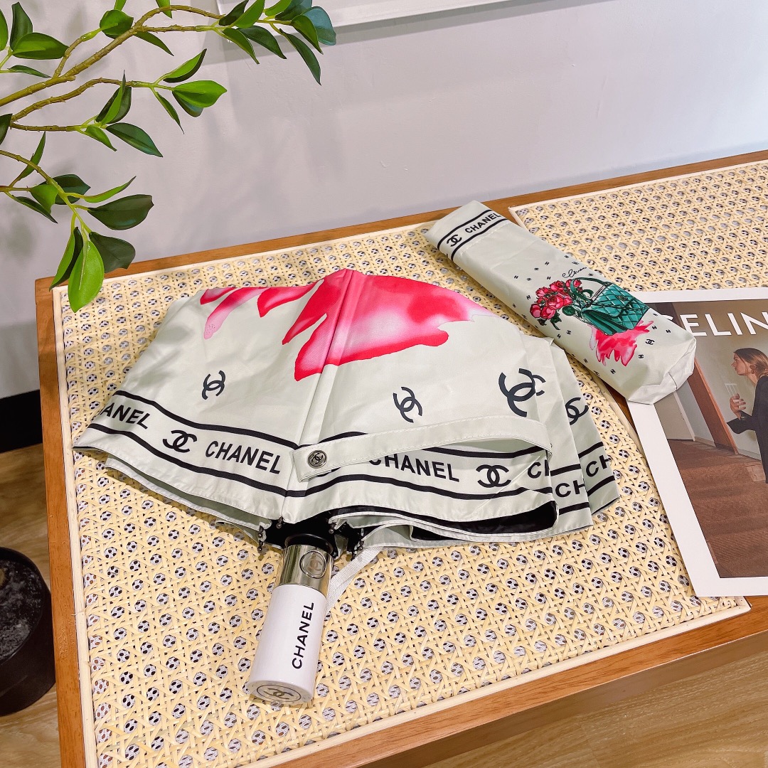 CHANEL香奈儿小香手包设计师凭借对世界事物观察入微独特的设计理念创作出这件作品时尚的元素让人感到惊艳