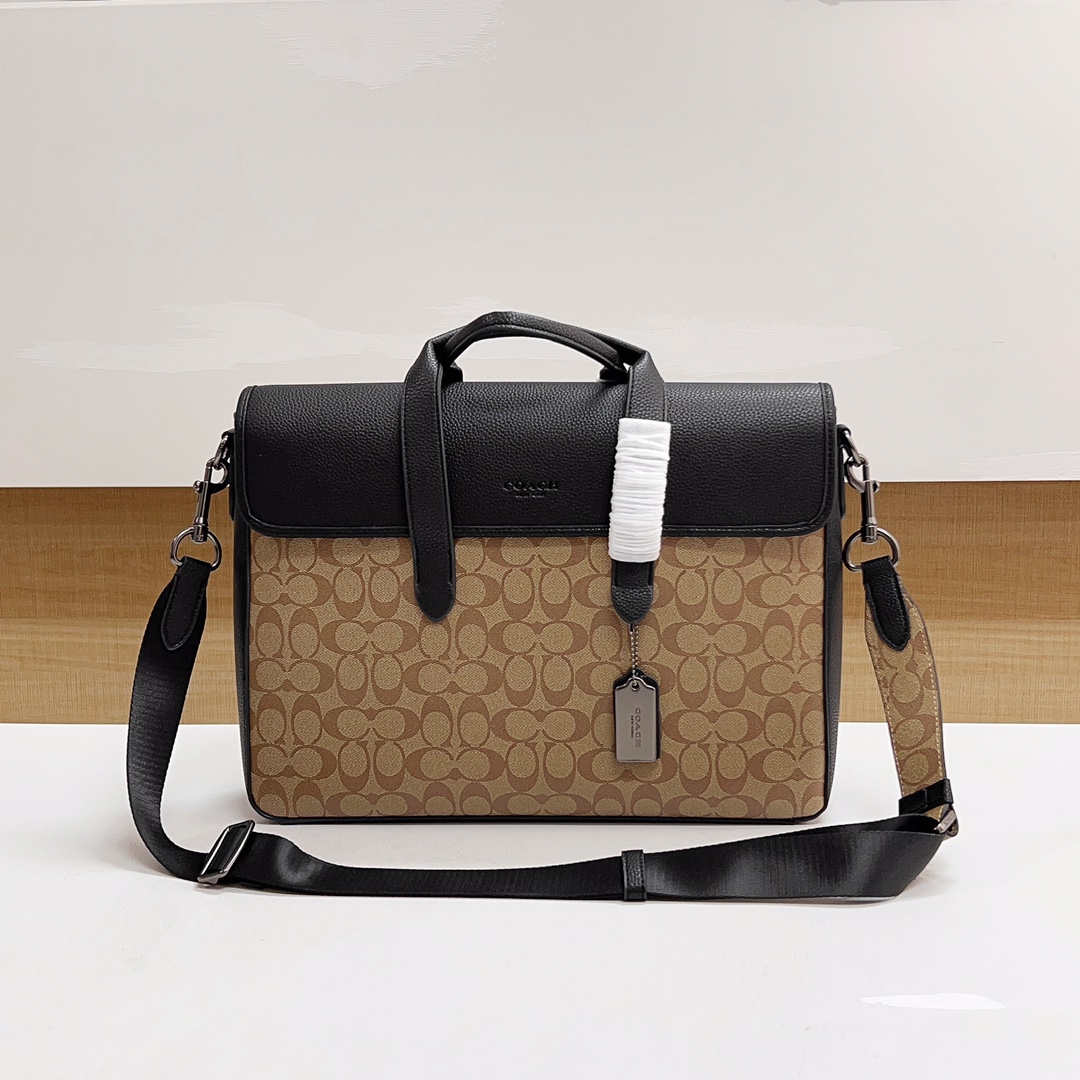 Coach 款号： C9873 新款男士商务 Sullivan 公文包 整体版型轮廓方正 版型挺阔 太适合商务人士出行了 职场办公 采用小牛皮面料 耐磨不易塌 老花C 纹logo 耐磨 防水 内置容量巨大 里面有一个电脑隔层