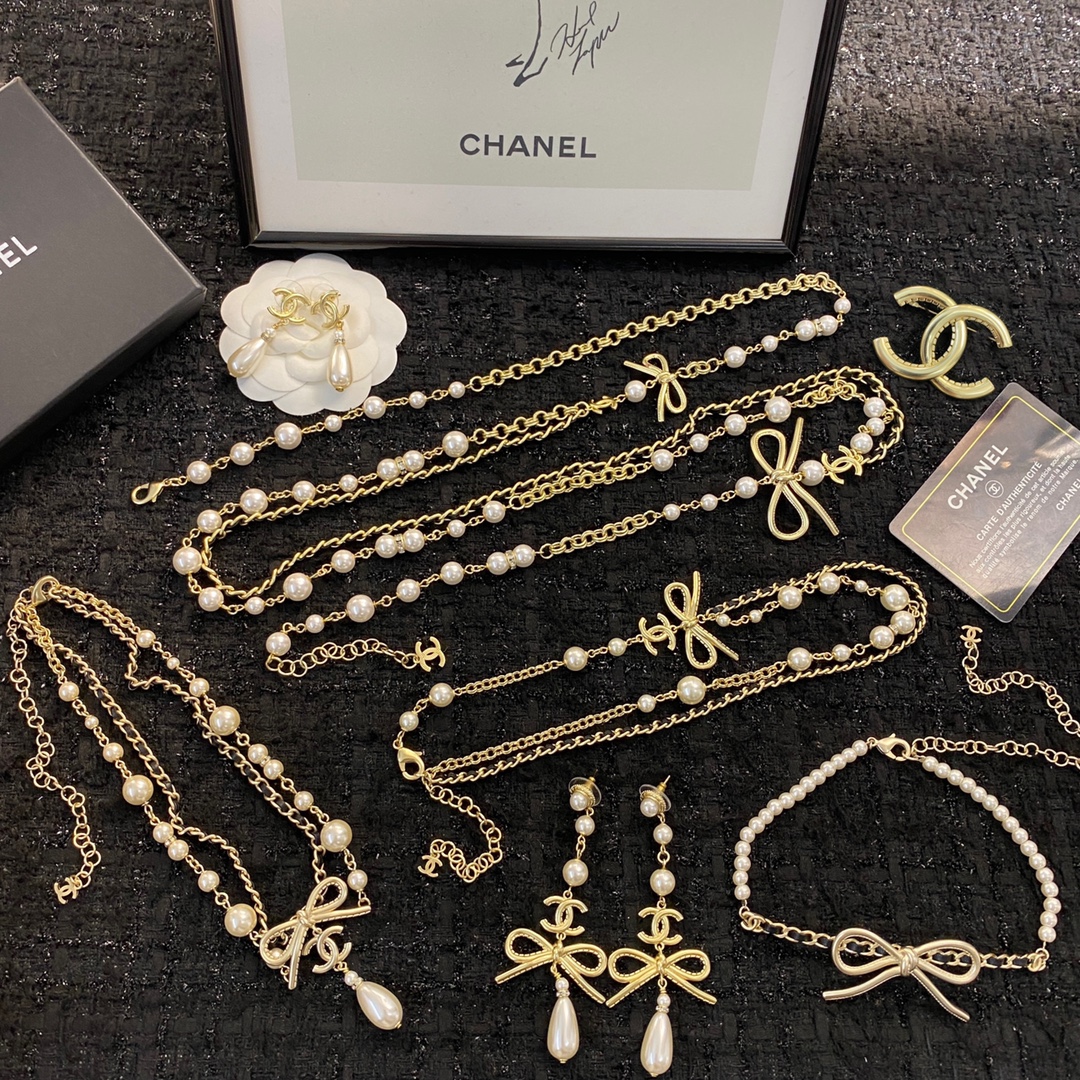  编码E1813  
🛍香家耳钉热销款火爆上新❣
🛍同步专柜‼独家高端品质实拍图‼代购级别‼做工精致细腻