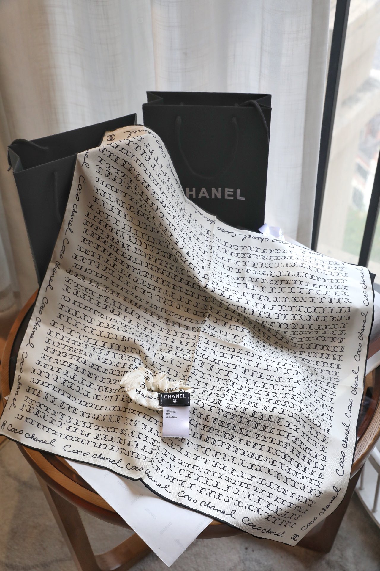 💰CoCo字母组合发饰面料：真丝尺寸：方巾51*51（发圈均码）颜色：米色 黑色CoCo字母组合简洁时尚