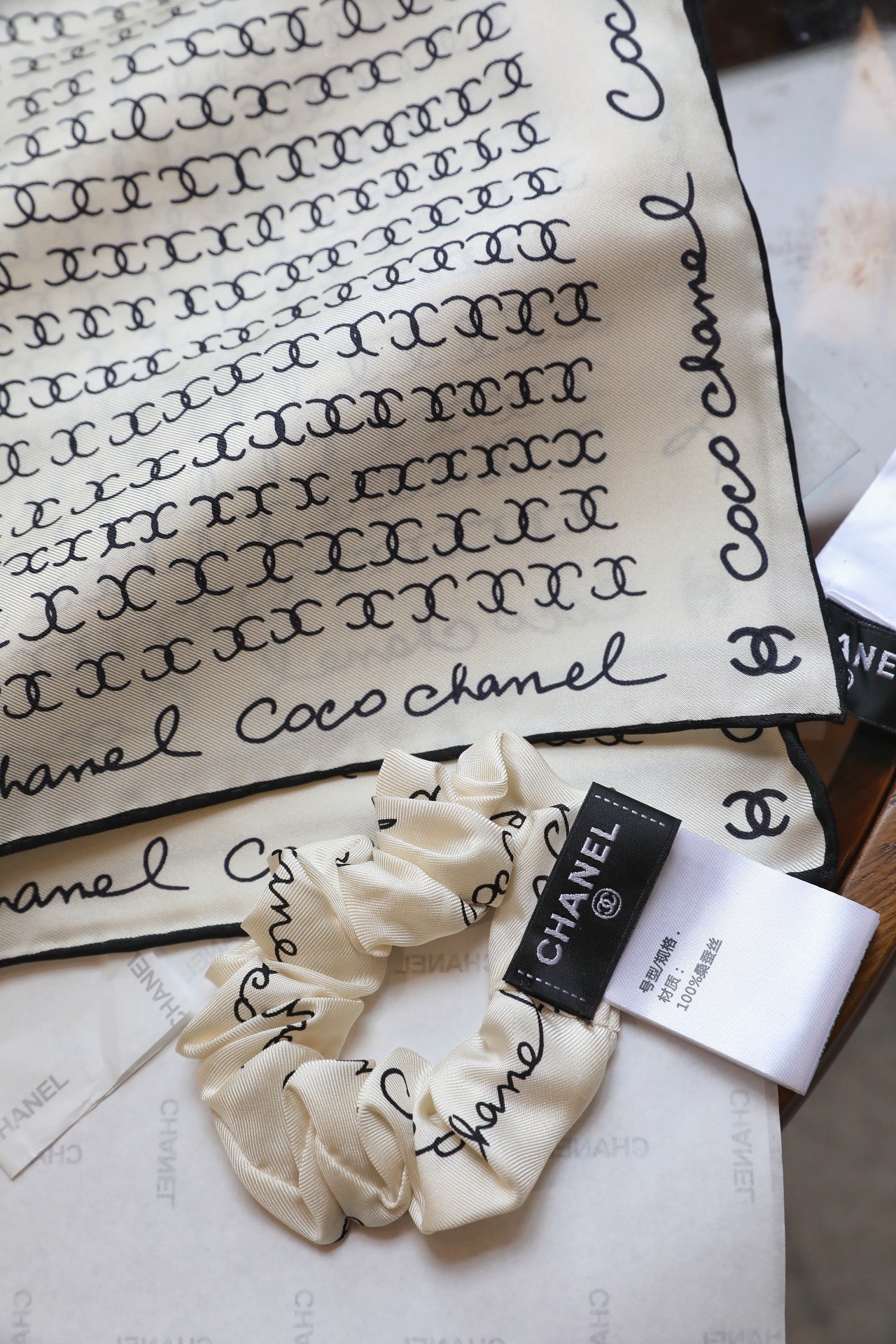 💰CoCo字母组合发饰面料：真丝尺寸：方巾51*51（发圈均码）颜色：米色 黑色CoCo字母组合简洁时尚
