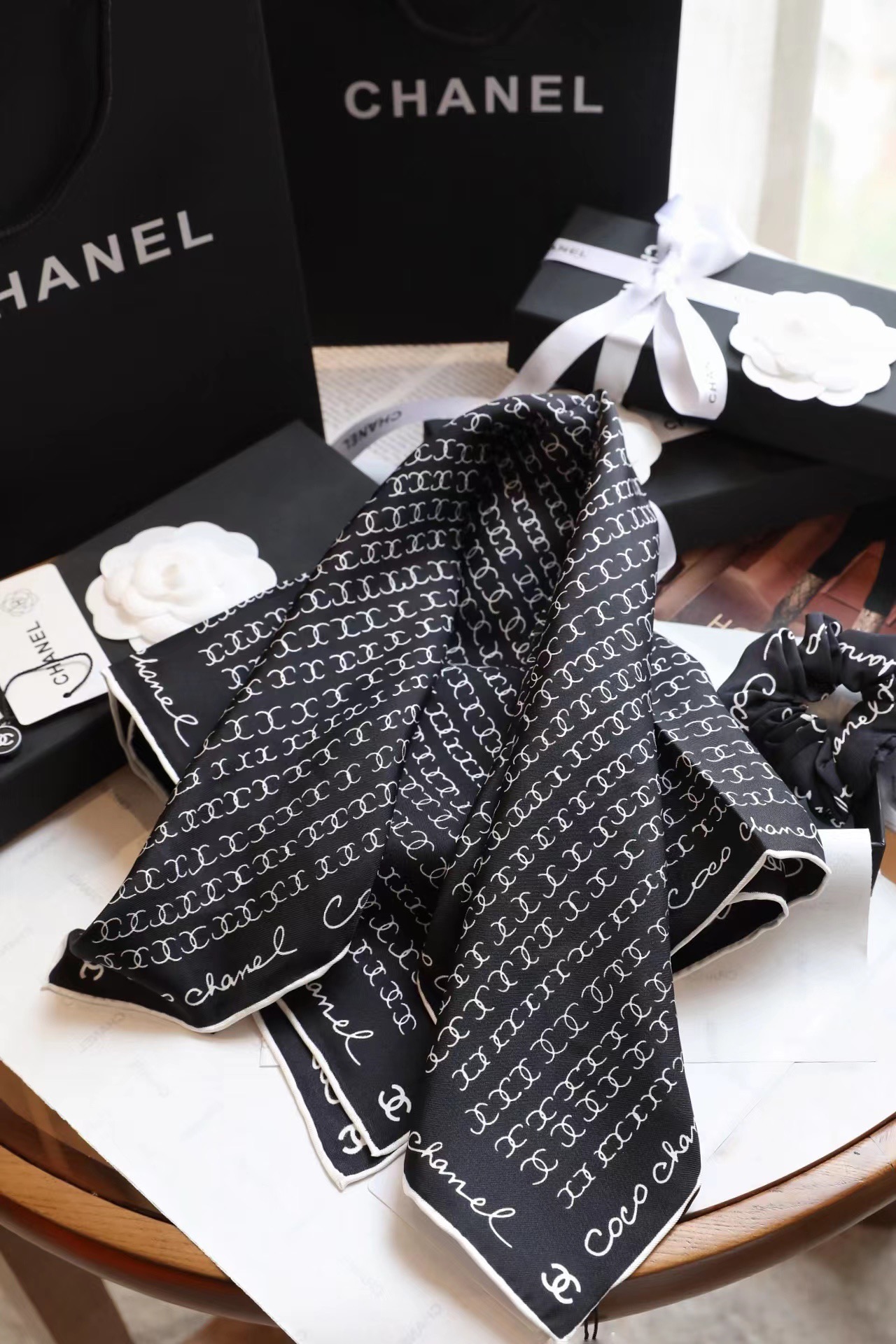 💰CoCo字母组合发饰面料：真丝尺寸：方巾51*51（发圈均码）颜色：米色 黑色CoCo字母组合简洁时尚