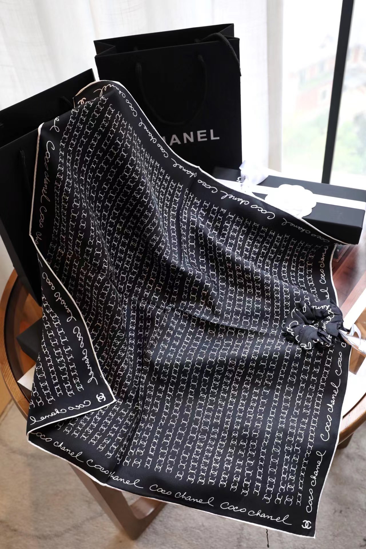 💰CoCo字母组合发饰面料：真丝尺寸：方巾51*51（发圈均码）颜色：米色 黑色CoCo字母组合简洁时尚