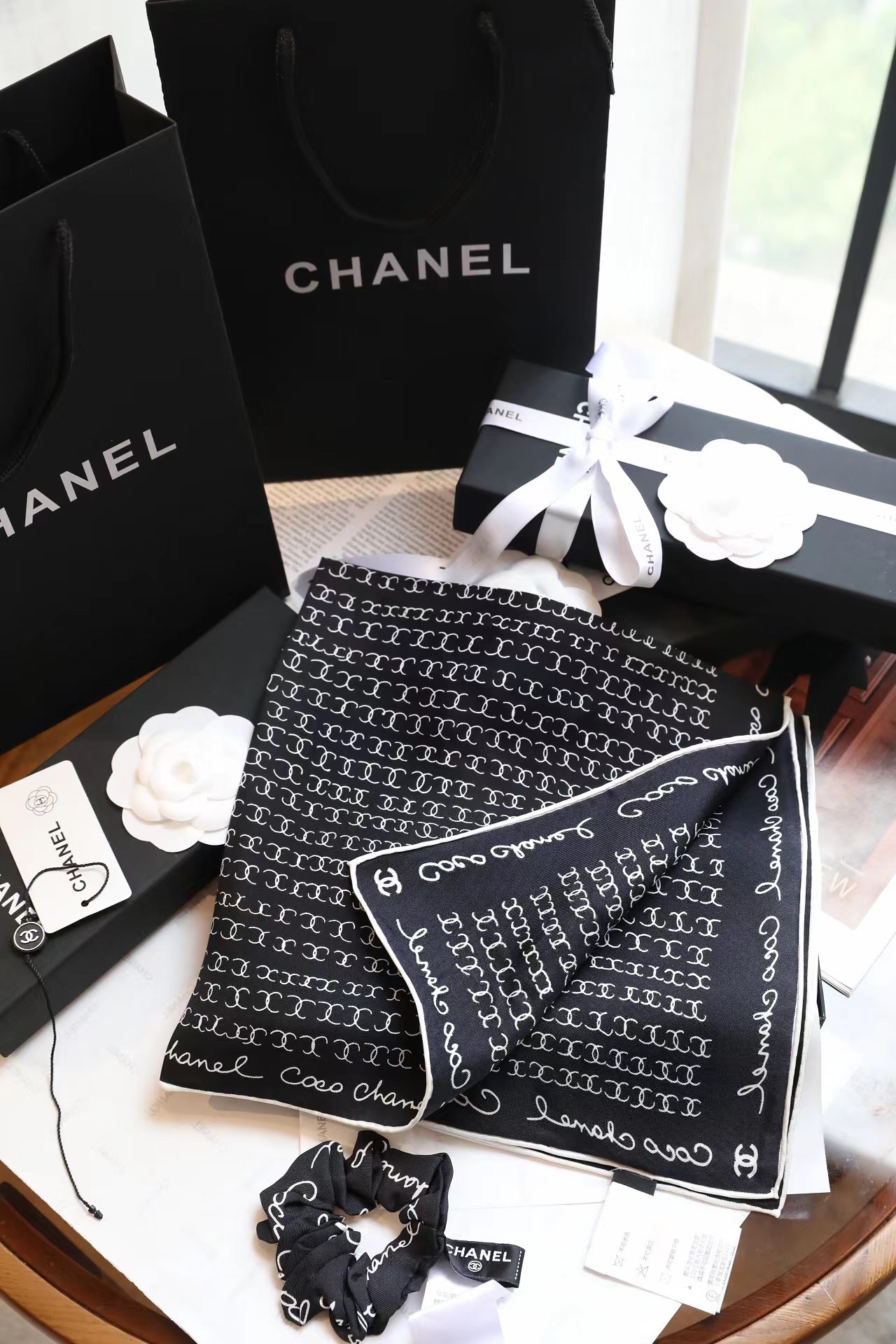 💰CoCo字母组合发饰面料：真丝尺寸：方巾51*51（发圈均码）颜色：米色 黑色CoCo字母组合简洁时尚