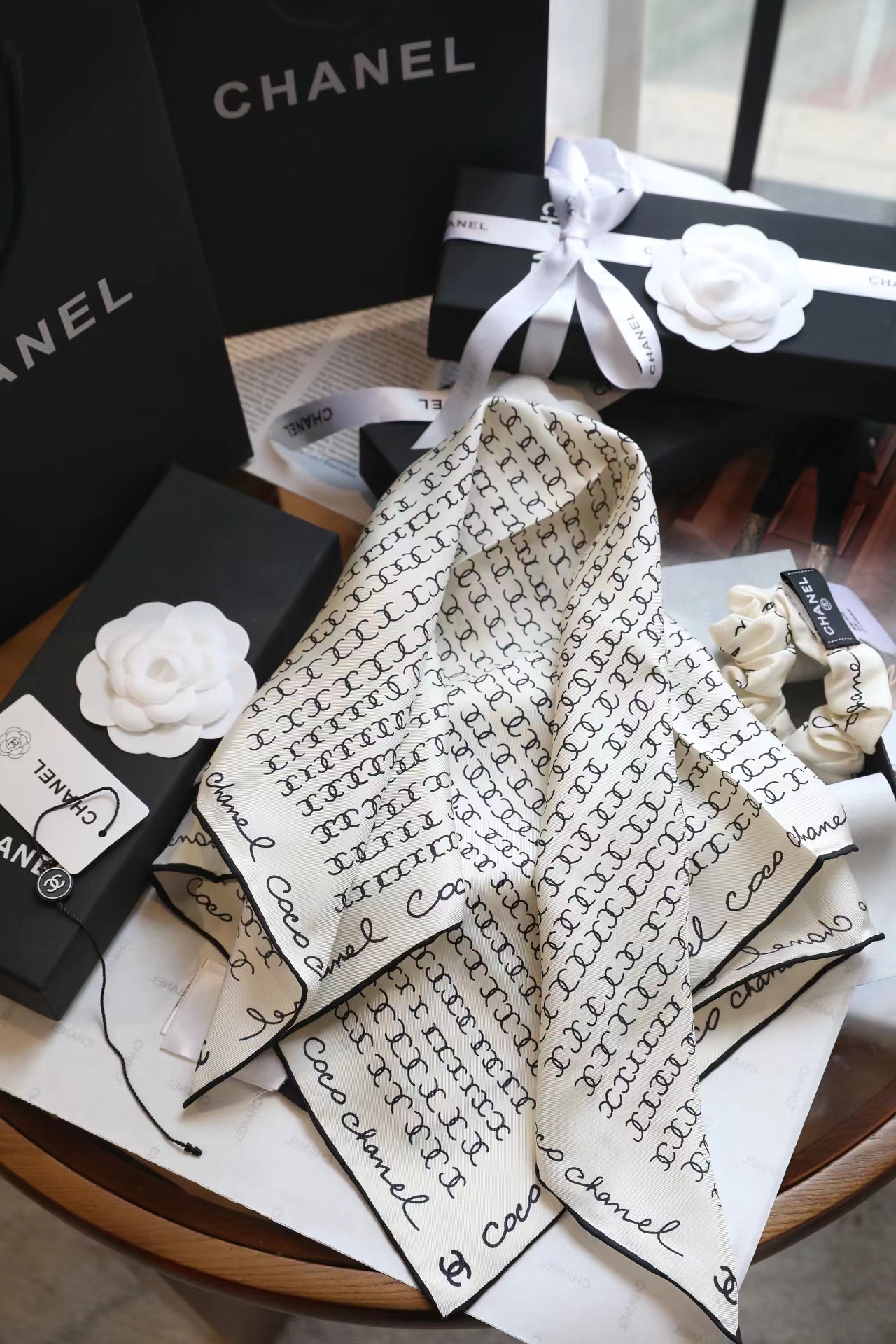 💰CoCo字母组合发饰面料：真丝尺寸：方巾51*51（发圈均码）颜色：米色 黑色CoCo字母组合简洁时尚