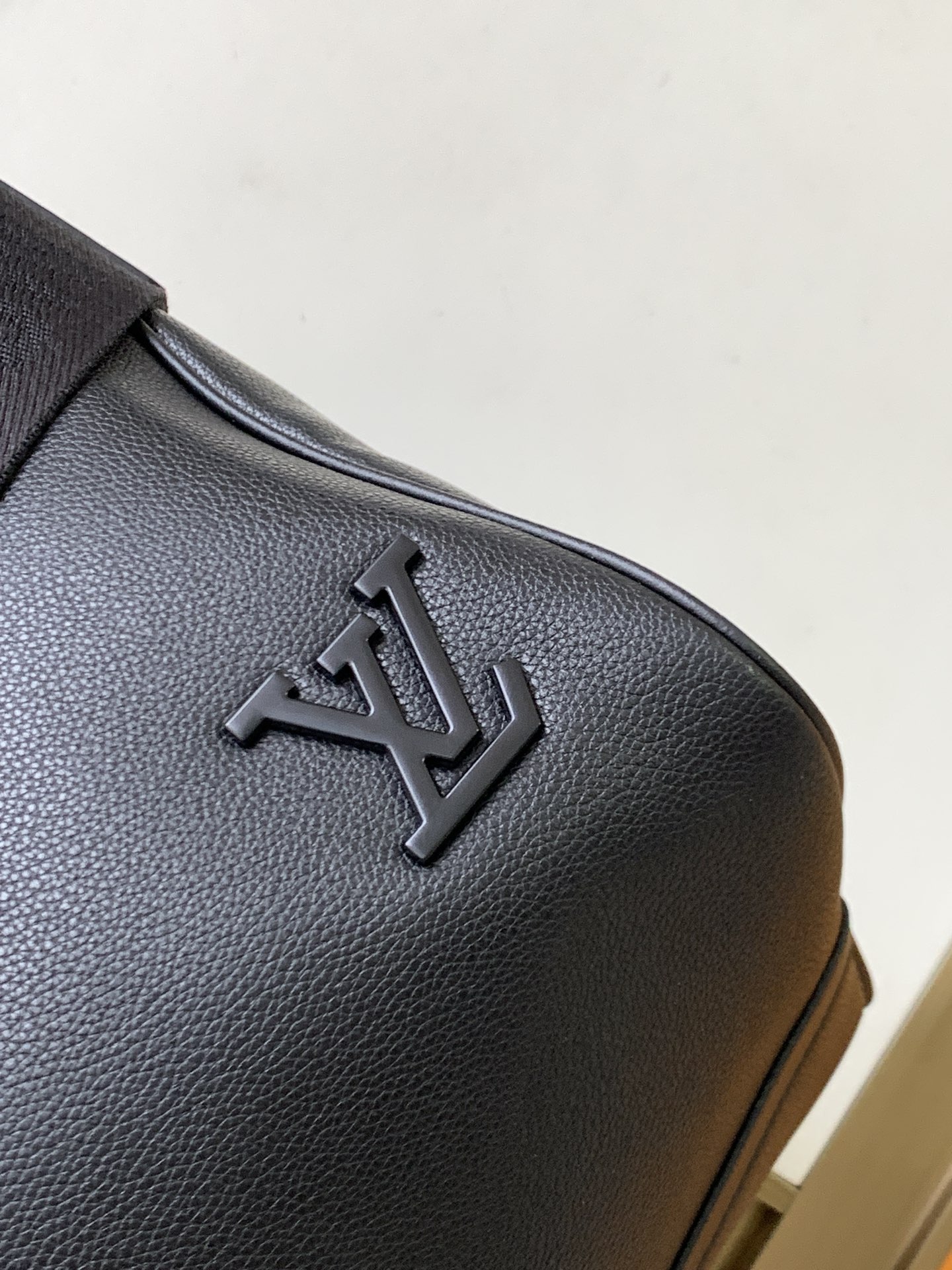 M21420黑色 M21536绿色本款 Keepall 旅行袋选用 LV Aerogram 牛皮革塑造经典构型,见证路易威登的精湛皮革匠艺 5