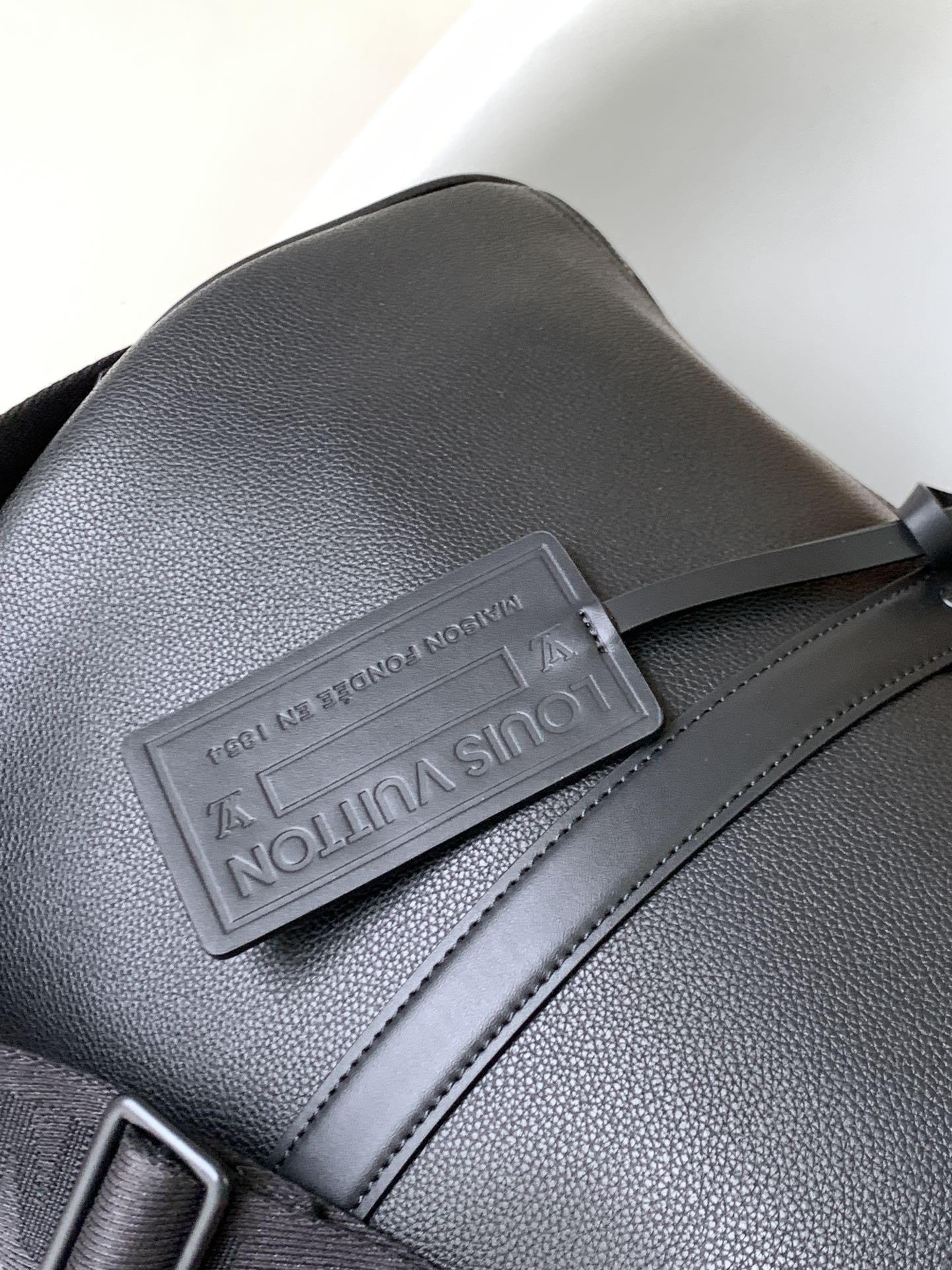 M21420黑色 M21536绿色本款 Keepall 旅行袋选用 LV Aerogram 牛皮革塑造经典构型,见证路易威登的精湛皮革匠艺 6