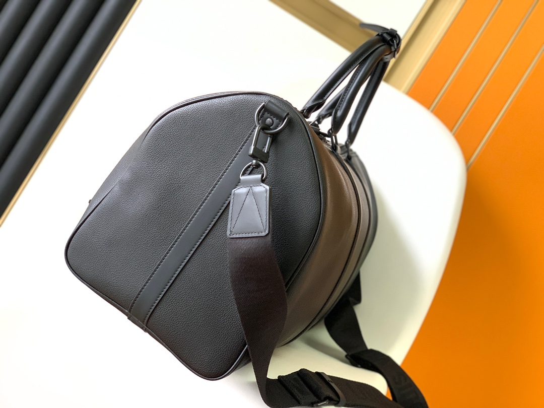 M21420黑色 M21536绿色本款 Keepall 旅行袋选用 LV Aerogram 牛皮革塑造经典构型,见证路易威登的精湛皮革匠艺 2