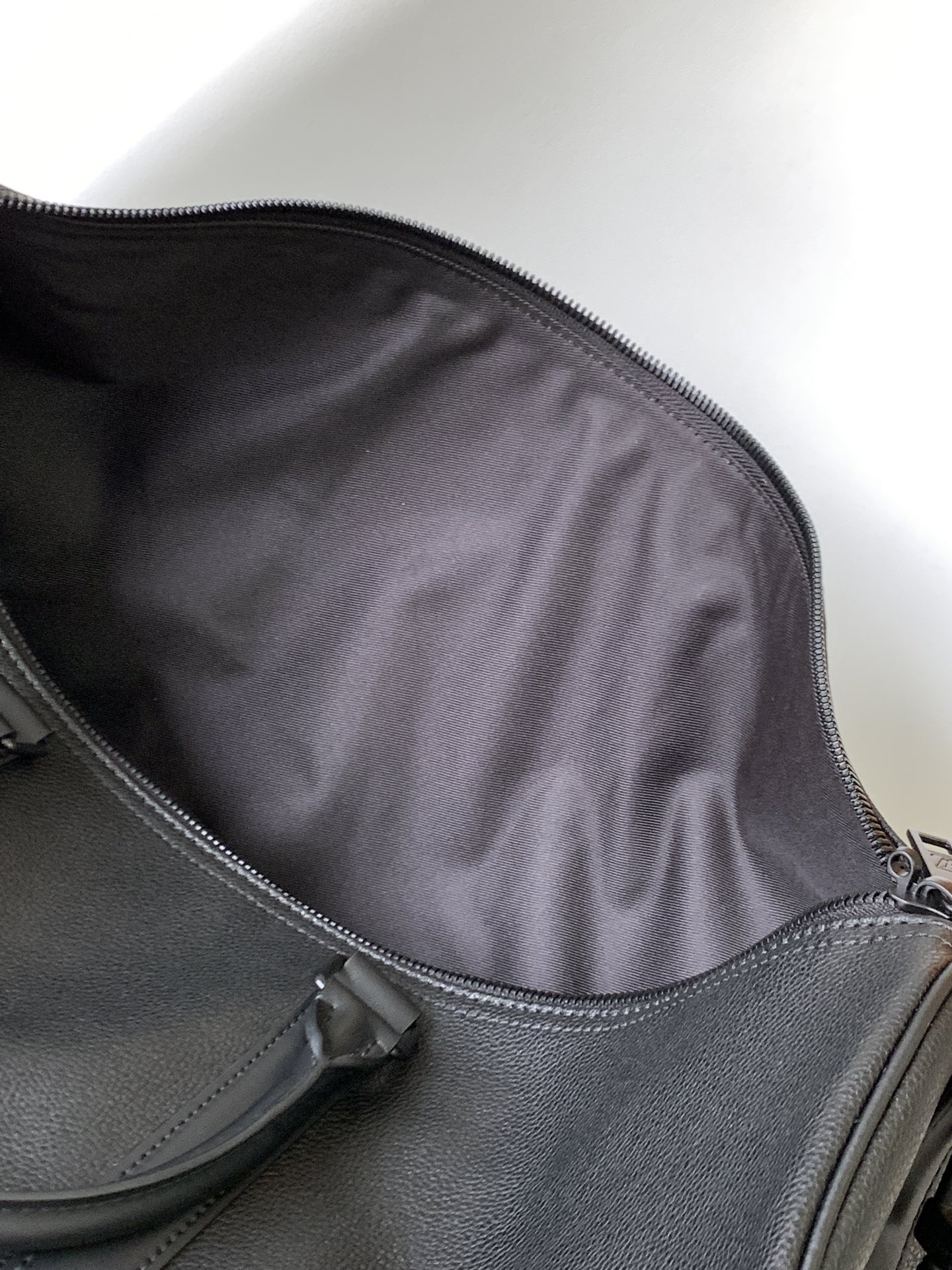 M21420黑色 M21536绿色本款 Keepall 旅行袋选用 LV Aerogram 牛皮革塑造经典构型,见证路易威登的精湛皮革匠艺 8