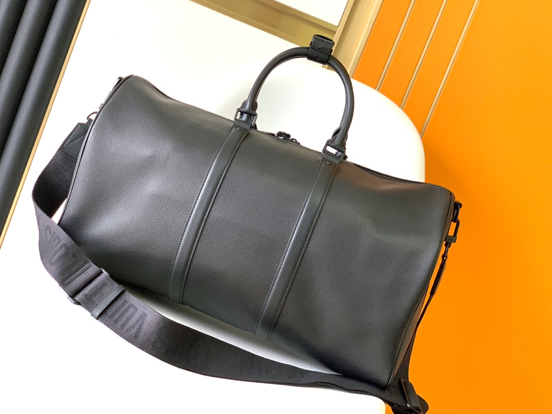 M21420黑色 M21536绿色本款 Keepall 旅行袋选用 LV Aerogram 牛皮革塑造经典构型,见证路易威登的精湛皮革匠艺 3