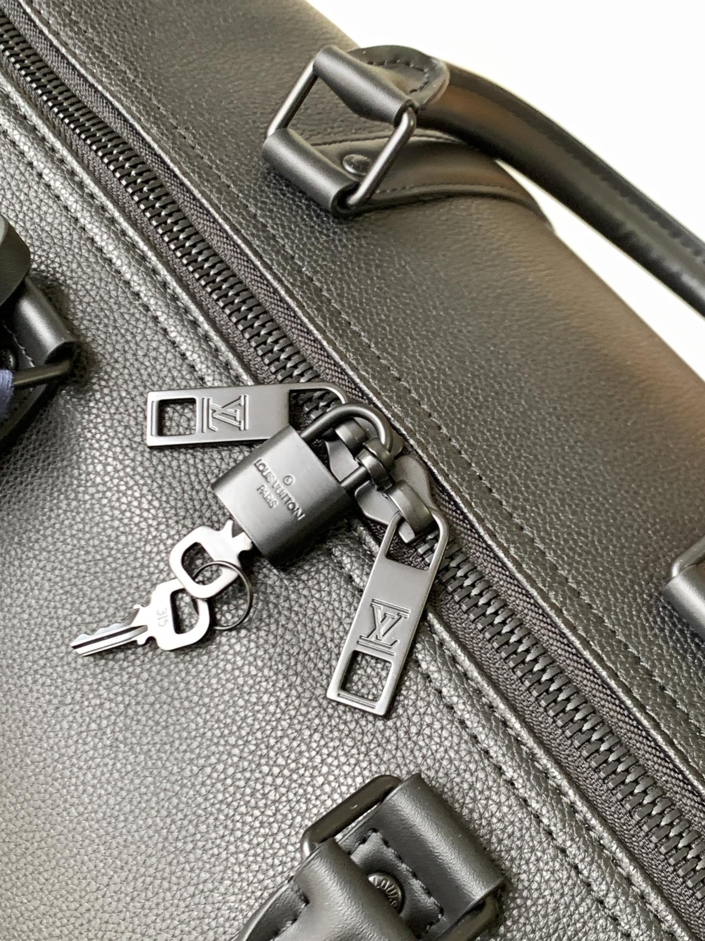 M21420黑色 M21536绿色本款 Keepall 旅行袋选用 LV Aerogram 牛皮革塑造经典构型,见证路易威登的精湛皮革匠艺 7