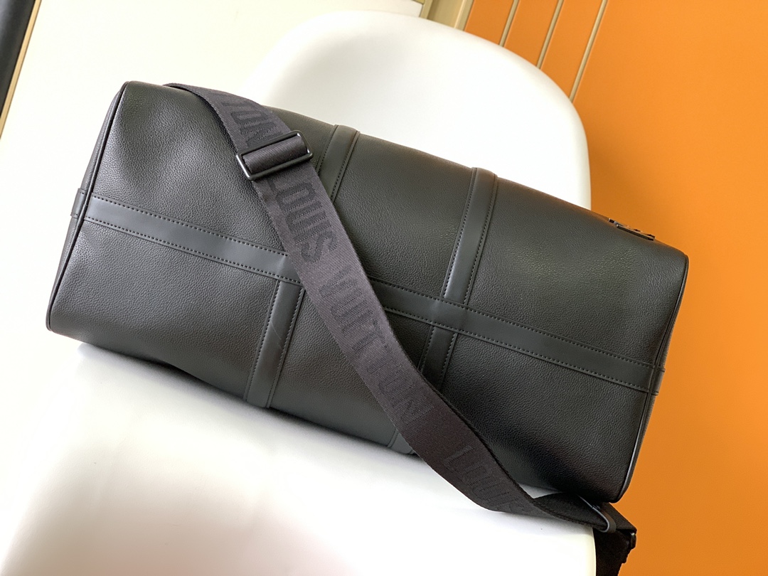 M21420黑色 M21536绿色本款 Keepall 旅行袋选用 LV Aerogram 牛皮革塑造经典构型,见证路易威登的精湛皮革匠艺 4