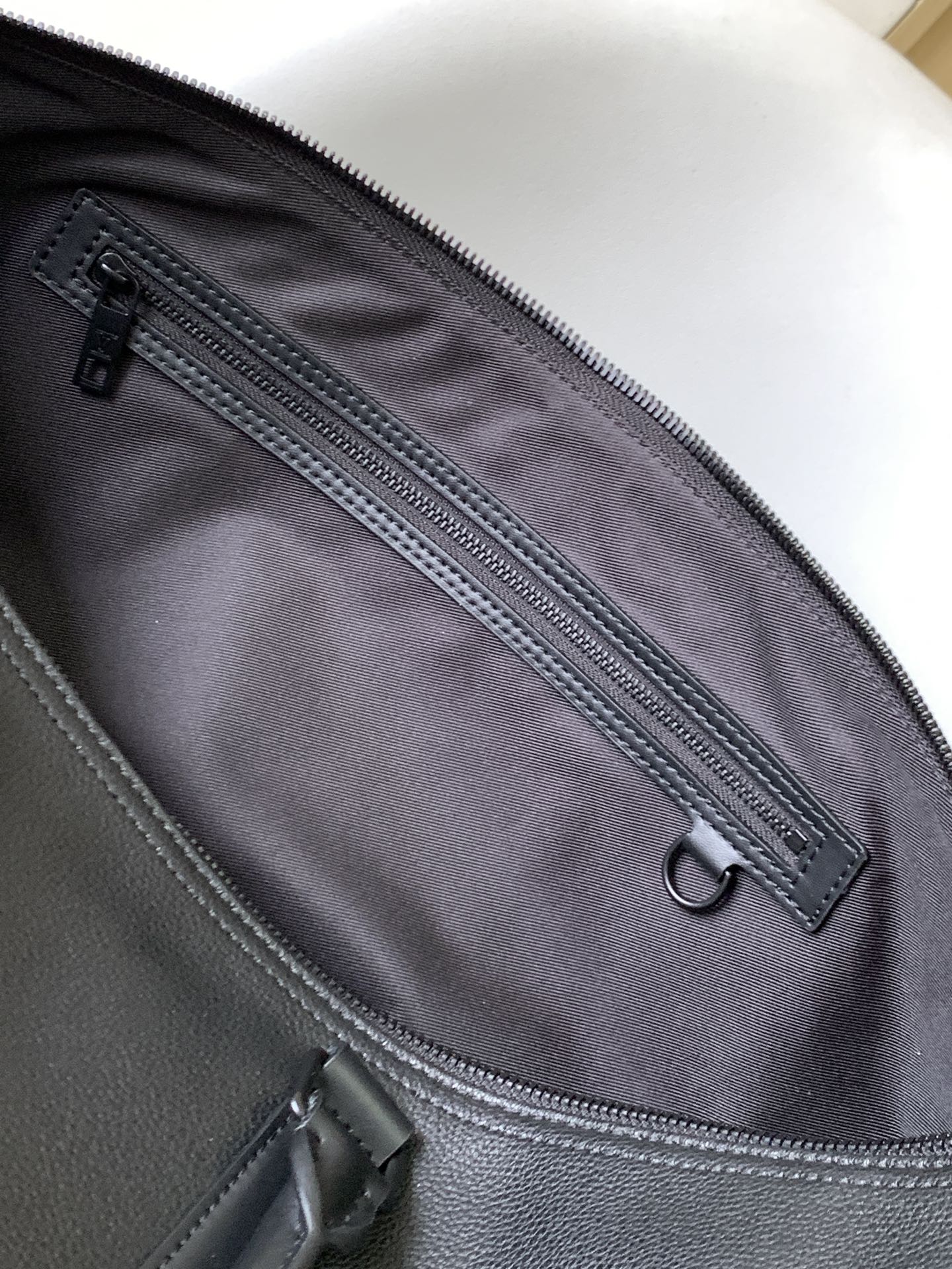 M21420黑色 M21536绿色本款 Keepall 旅行袋选用 LV Aerogram 牛皮革塑造经典构型,见证路易威登的精湛皮革匠艺 9