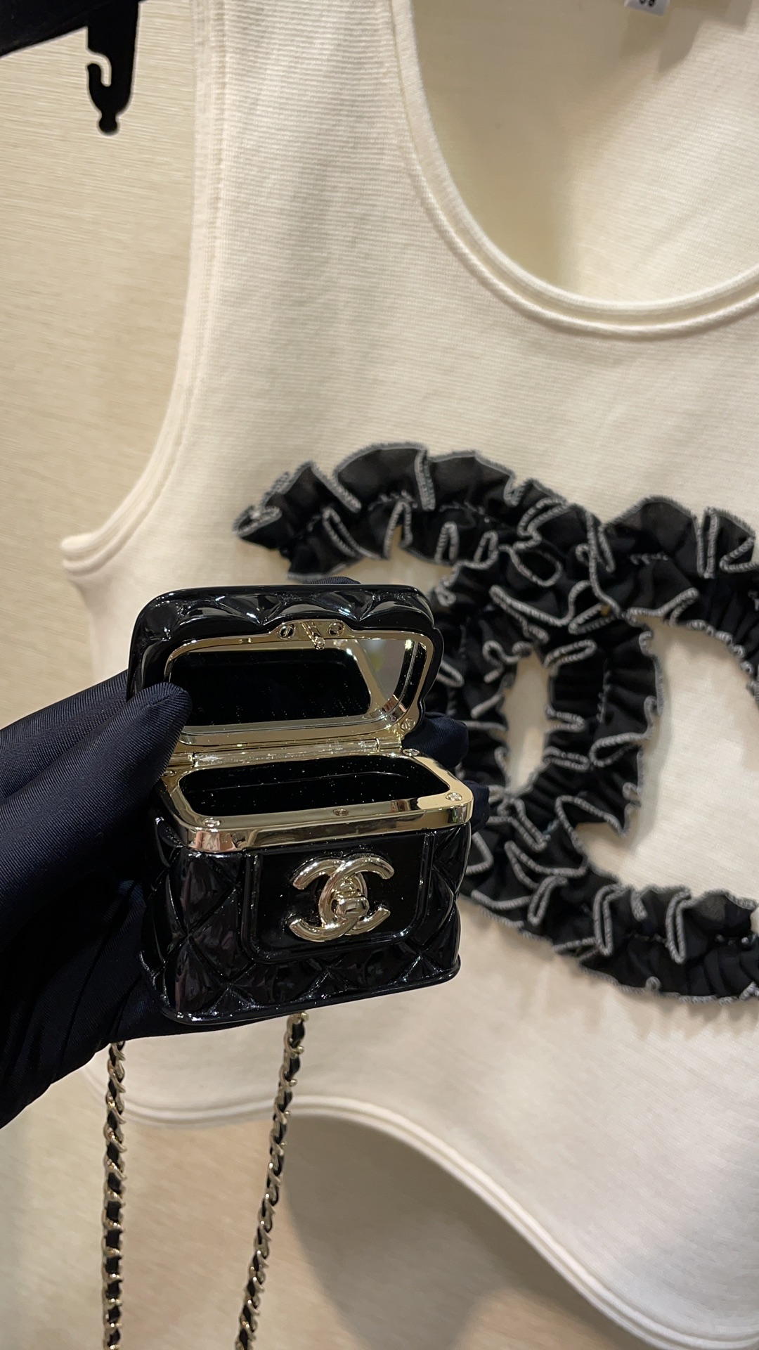 NO:647772,88400 Ready in stock and shipped in seconds 22K new black diamond pattern double C leather chain mini box necklace bag can be worn cross-body. The classic small waste bag is so cute. It goes well with clothes. It is definitely a must-have for vacation concave shapes. The combination of leather chain elements is more cool and rustic. Z version customization. Brass material, lambskin, necklace, sheepskin, Cardia high-end jewelry1986090988400现货秒发 22K新款黑色菱格纹双C皮穿链mini盒子项链包包 可斜挎 经典小废包简直可爱到爆 太好搭衣服了 绝对是度假凹造型必备 皮穿链元素的搭配更多了几分酷飒感 z版定制 黄铜材质 小羊皮,,necklace,sheepskin,卡迪亚高端饰品,Jewelry