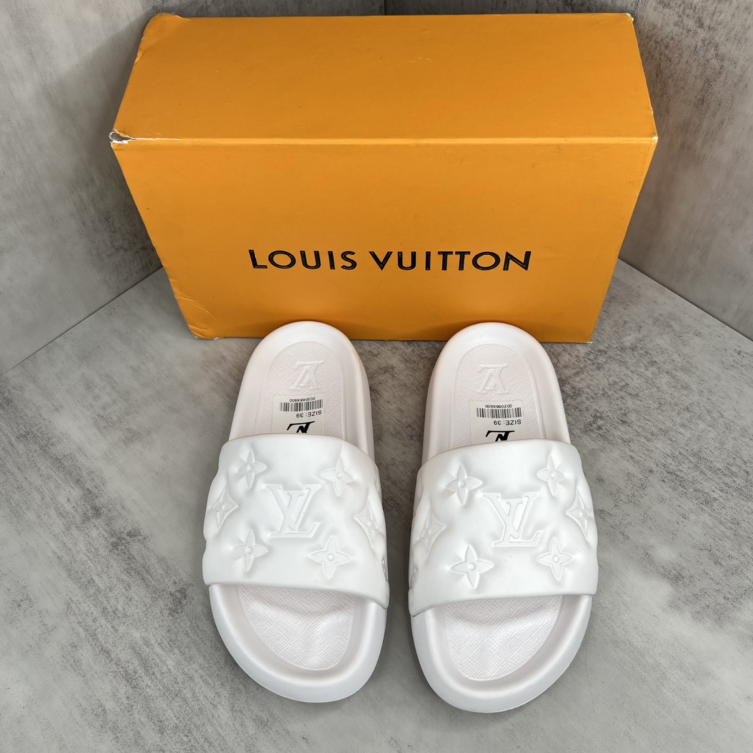 Louis Vuitton 新款上架 LOUIS VUITTON 22ss lv标压花沙滩拖鞋 全网火爆 独家模具开发 男款38-46