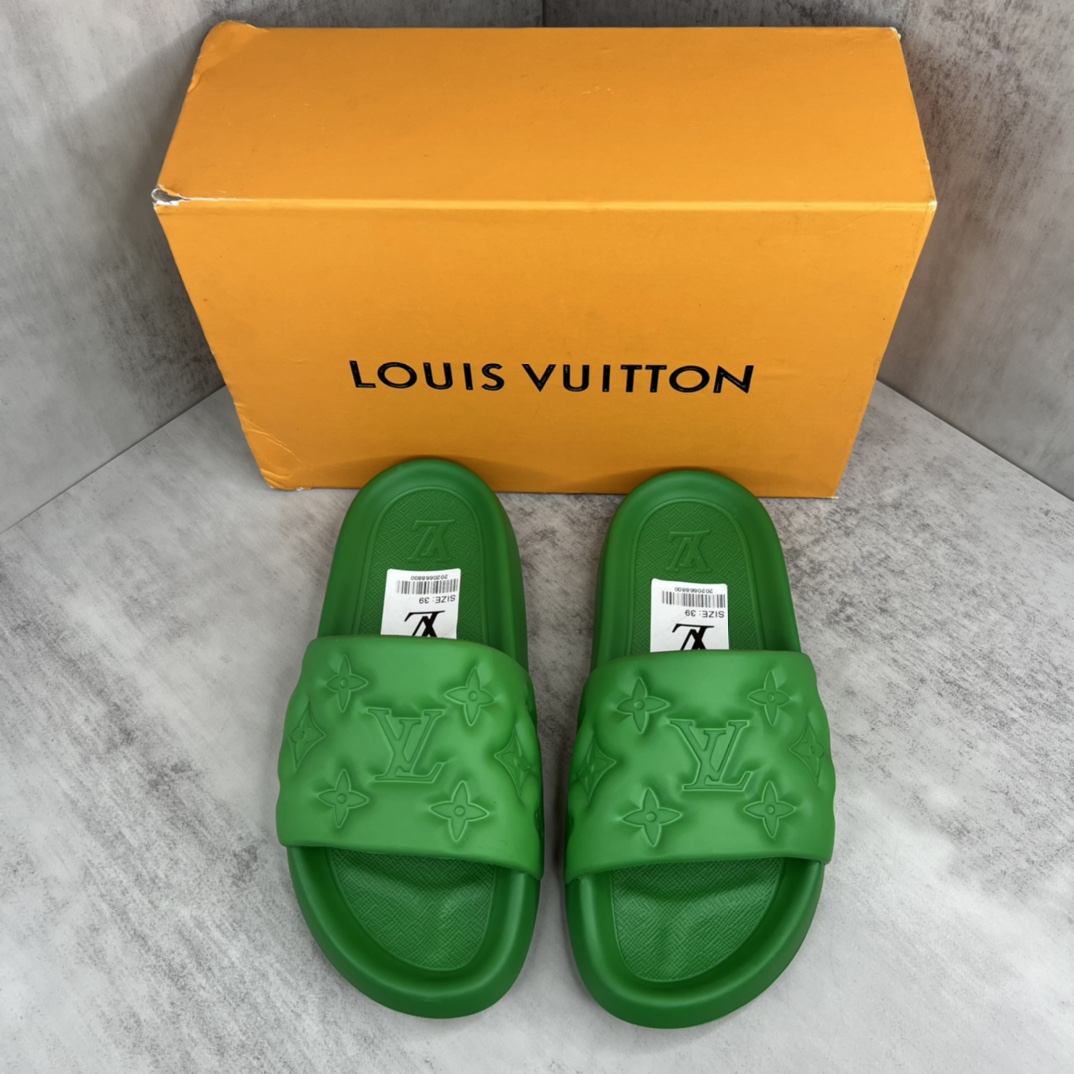 Louis Vuitton 新款上架 LOUIS VUITTON 22ss lv标压花沙滩拖鞋 全网火爆 独家模具开发 男款38-46