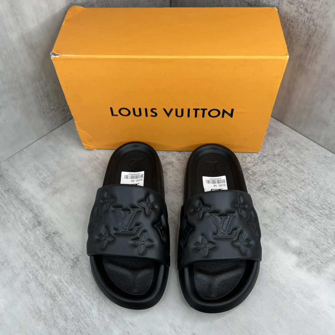Louis Vuitton 新款上架 LOUIS VUITTON 22ss lv标压花沙滩拖鞋 全网火爆 独家模具开发 男款38-46