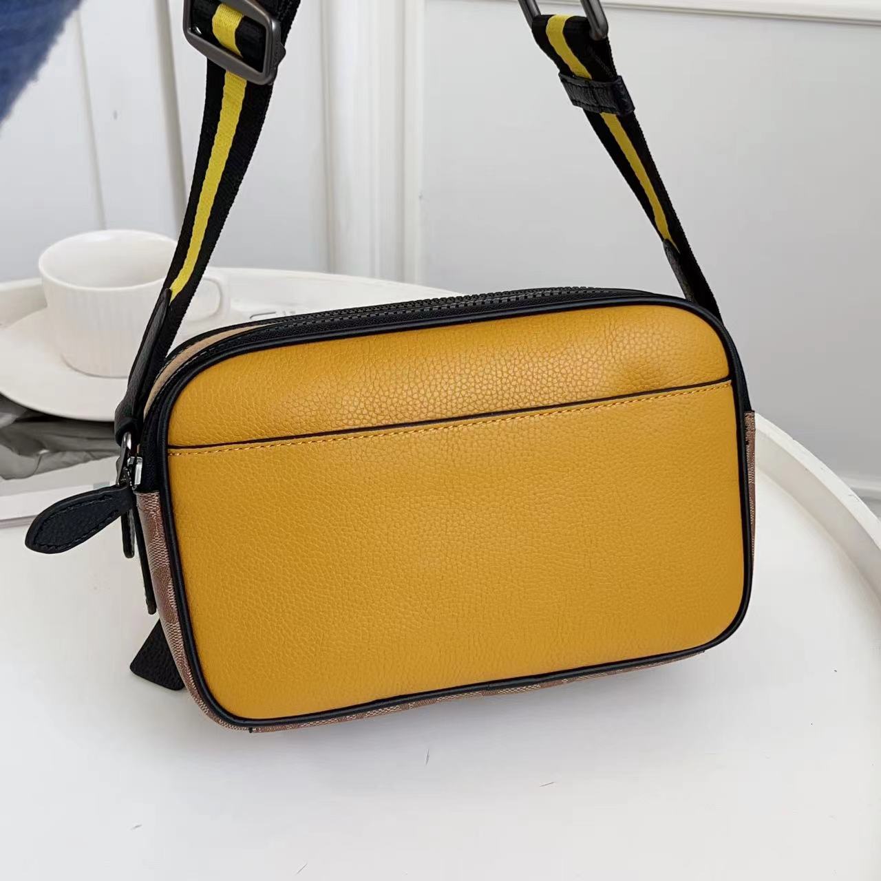 Coach C家 奥莱男士 标志PEANUTS GRAHAM斜挎包c4026