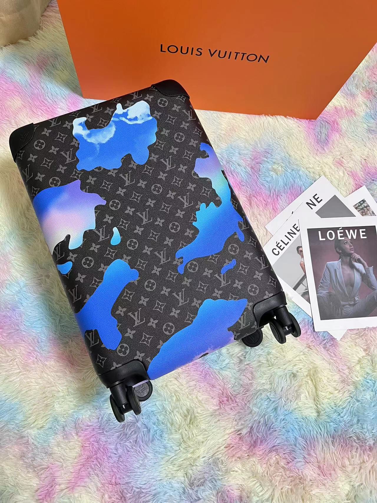 NO:269841,The new Horizon trolley case is innovatively transformed into Louis Vuitton's legendary classics, embellishing the travel patches for the iconic Monogram canvas, traces the design style of the brand's traditional suitcase. Leather corner protection and oversized external trolleys enrich smart details to create an elegant and practical travel companion. Detailed features (Length × Width × Height) Monogram canvas. Cowhide trim. Fabric lining. Silver metal parts. Zipper closure, equipped with padlocks. Louis Vuitton logo. Inner flat. Elastic trim. Pocket layering. Leather corners. Large external trolley. 4 compact pulleys. Cabin luggage size,,louis vuitton,cowhide19860909全新 Horizon 拉杆箱以个性创意革新路易威登的传奇经典,为标志性 Monogram 帆布点缀旅行贴饰,追溯品牌传统行李箱的设计风尚.皮革边角保护和超大外置拉杆丰富智慧细节,打造优雅且实用的旅行伴侣. 详细特征（长×宽×高） ·Monogram 帆布 .牛皮饰边 .织物内衬 .银色金属件 .拉链开合,配有挂锁 .路易威登标识 .内层平整 .弹性饰带 .口袋分层 .皮革边角 .大号外置拉杆 .4 个紧凑型滑轮 .机舱行李尺寸,,louis vuitton,cowhide,luggage