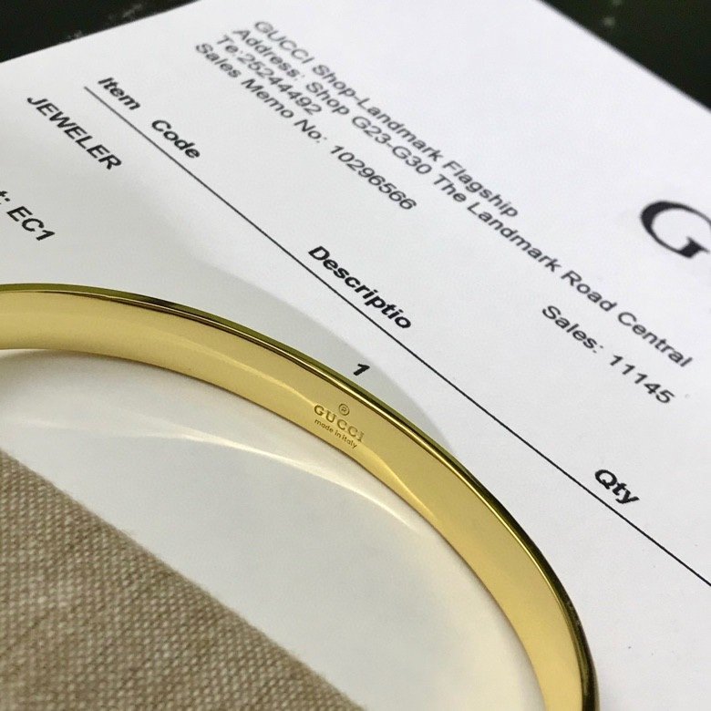 我们出品互扣式双G银色金色手镯手镯ZP.16900+ZP为18k真金材质量大咨询客Fu这款手镯采用双G字