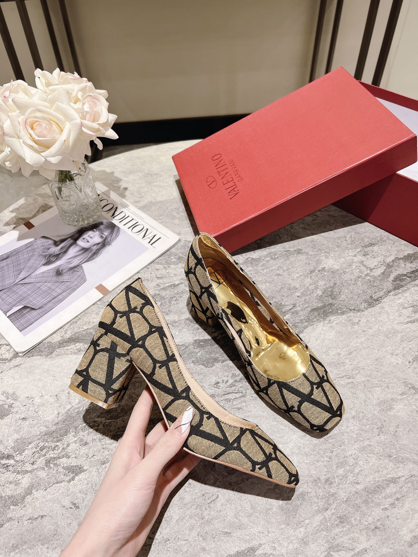 versión superior 𝑉𝐴𝐿𝐸𝑁𝑇𝐼𝑁𝑂 Valentino 2023 primavera y verano nuevo de las mujeres ¡Zapatos 